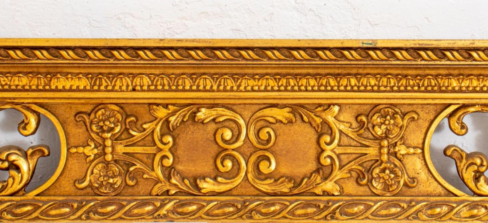 Français Miroir en bois doré sculpté de style rococo en vente