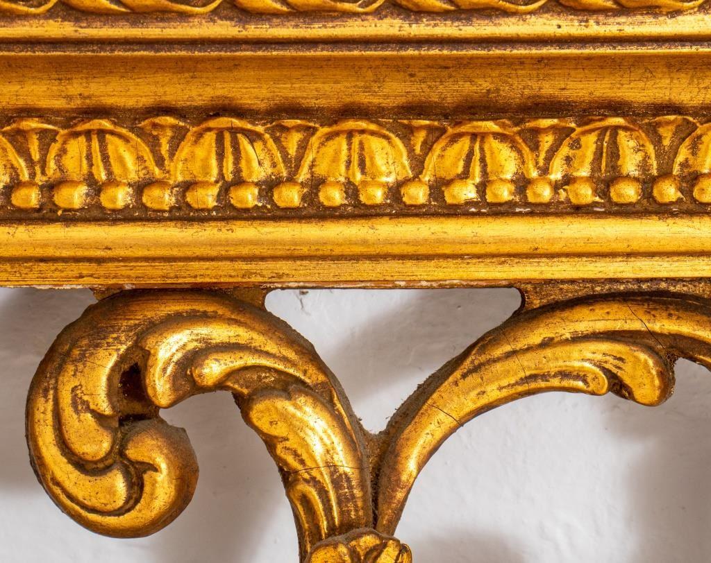 Miroir en bois doré sculpté de style rococo Bon état - En vente à New York, NY