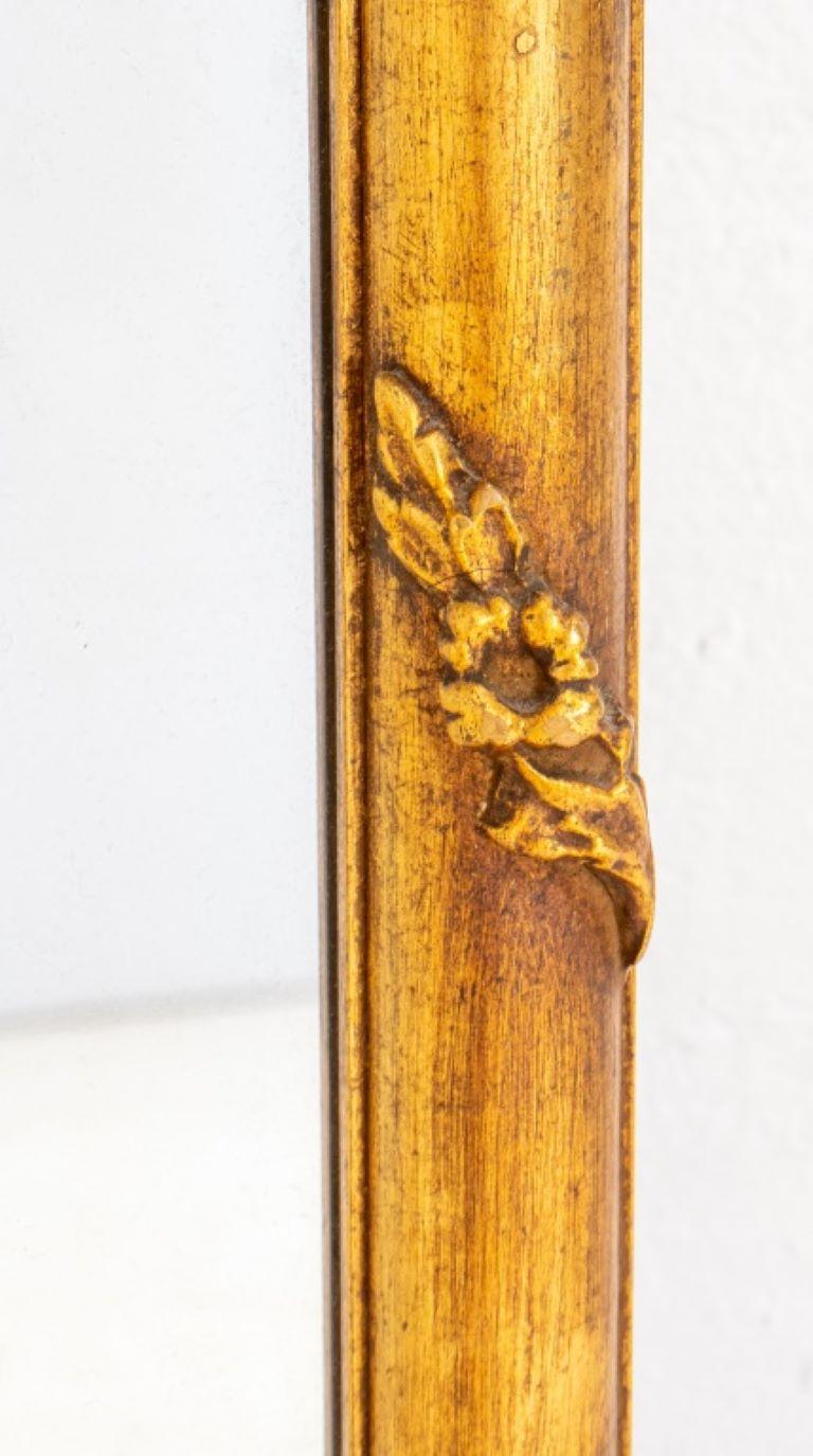 Miroir en bois doré sculpté de style rococo en vente 2