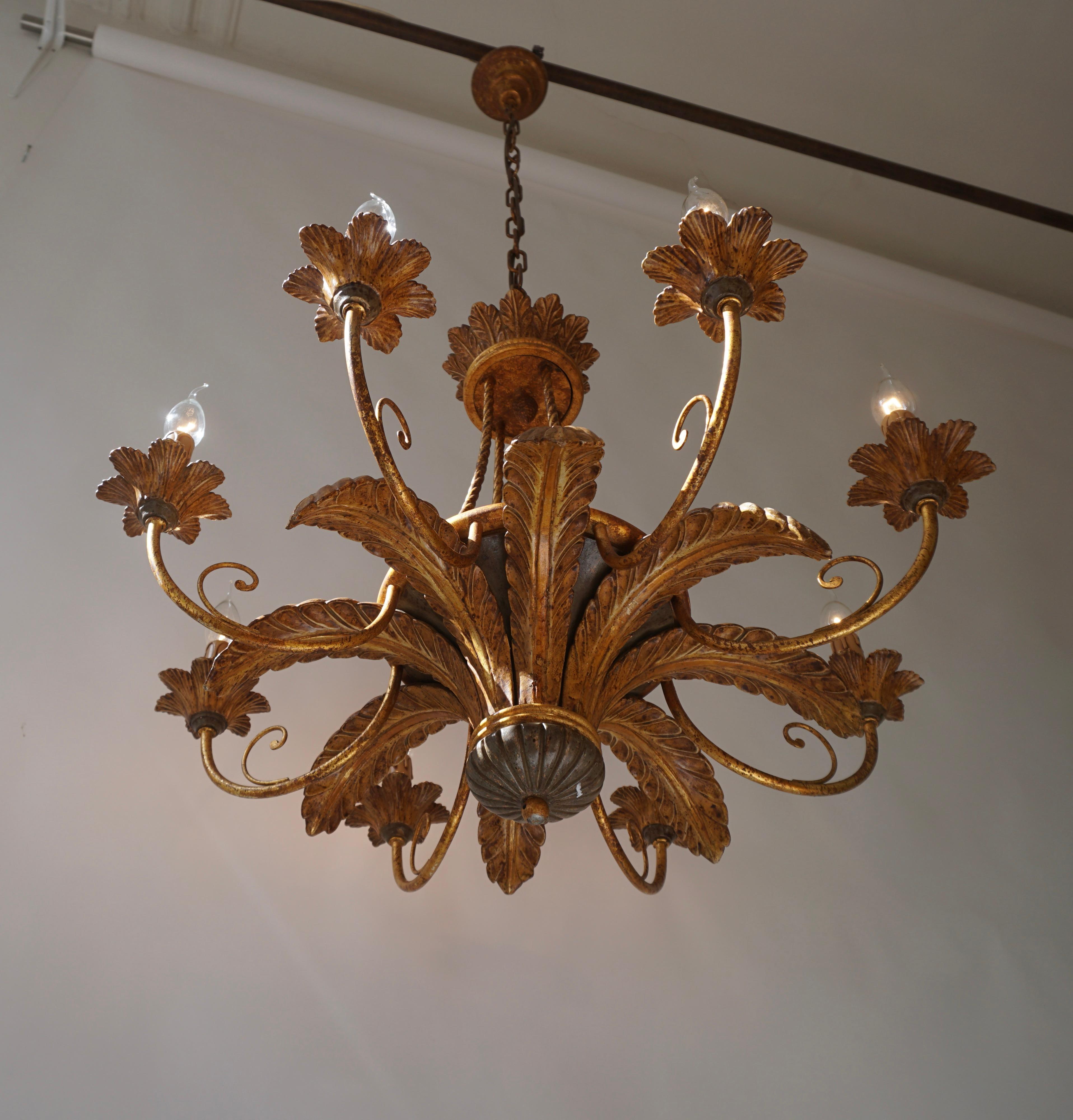 Italienischer vergoldeter Rokoko-Kronleuchter mit acht Armen.

Dieser großformatige Kronleuchter ist einer Antiquität aus dem 17. Jahrhundert nachempfunden, wobei die Arme aus Stahl und die Ornamente aus patiniertem Kunststoff gefertigt sind.


Die