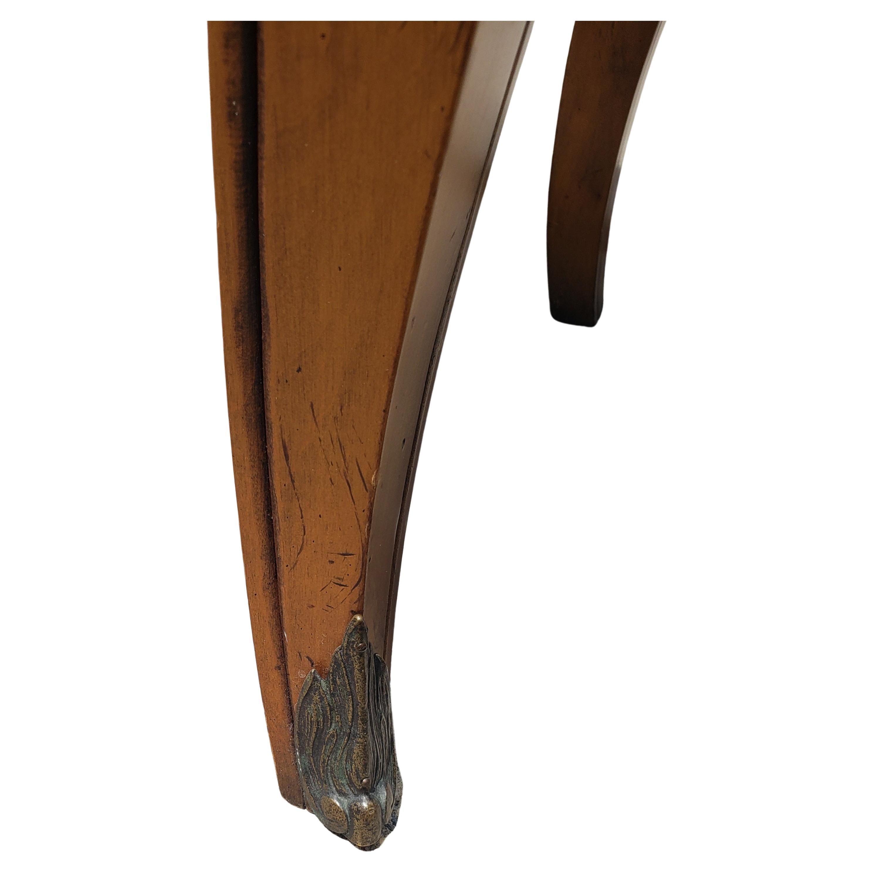 Rokoko-Stil Kirschbaum-Messing-Beistelltisch mit abnehmbarer Tablettplatte im Angebot 2