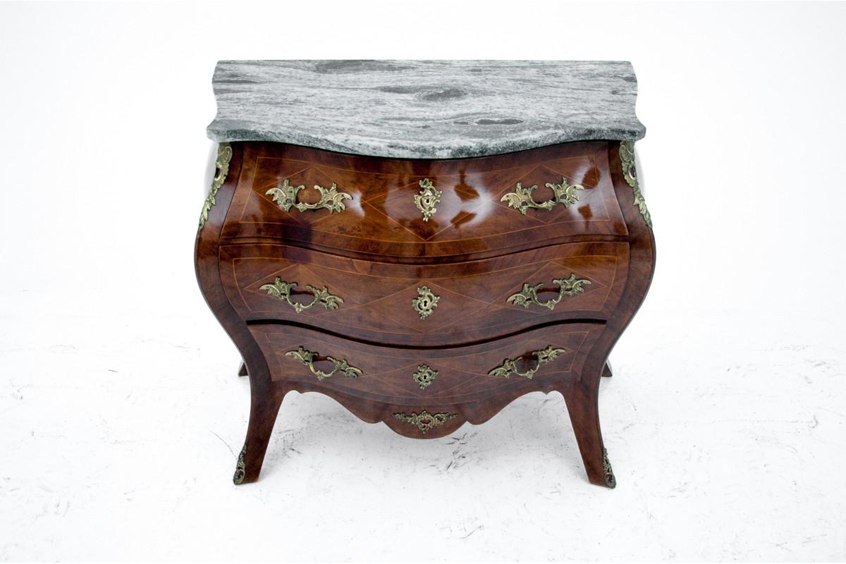 Elegant chest of drawers - rococo style belly, finished with politron after renovation.

Wood: rosewood,

Year: around 1920

Origin: Northern Europe,

Dimensions: height 82 cm, width 98 cm, depth 52 cm.