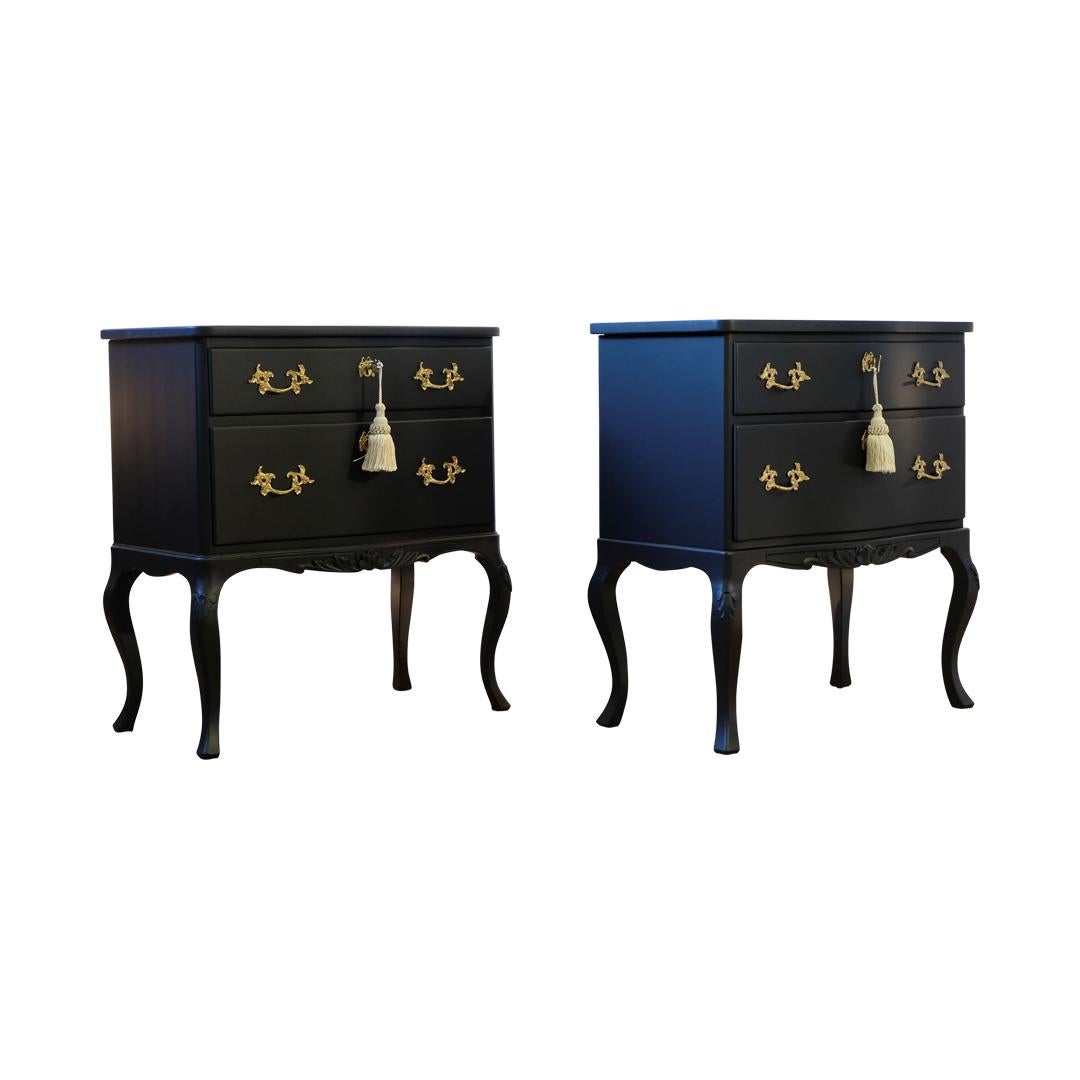 Louis XV Paire de commodes de style rococo avec 2 tiroirs et finition noire plate moderne en vente