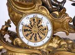 Uhr im Rokoko-Stil mit Monogramm Louis XV, vergoldete und patinierte Bronze