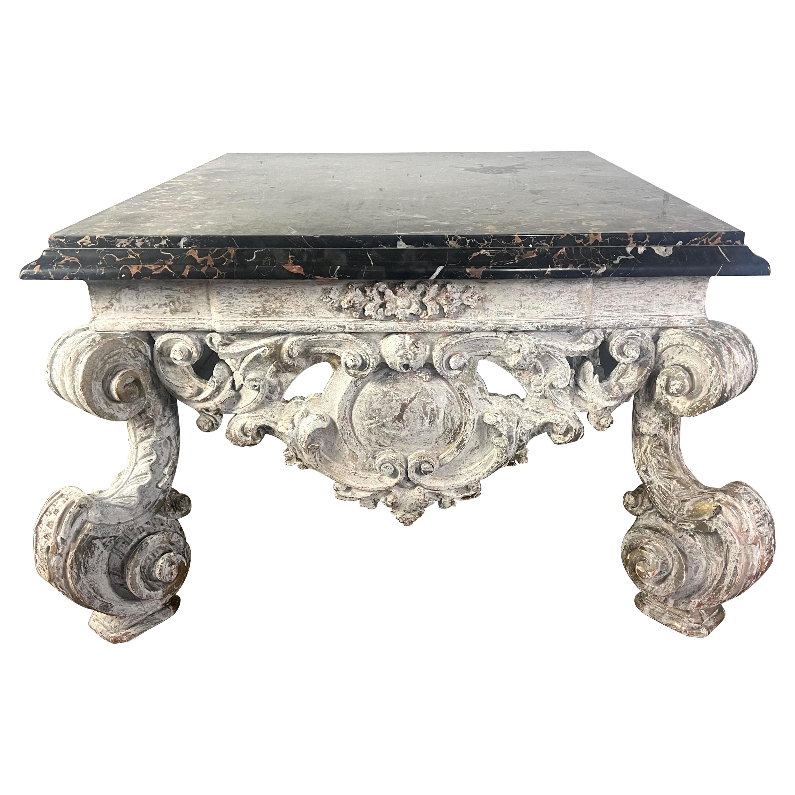 Monumentale table basse de style rococo peinte avec plateau en marbre