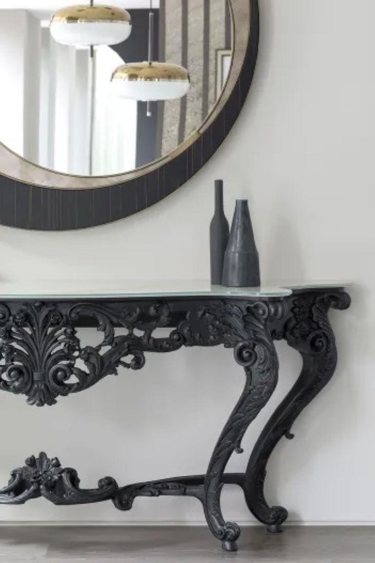 Chaque détail de cette console extraordinaire a été soigneusement conçu pour offrir un meuble unique, capable d'apporter une touche de sophistication et de style à n'importe quel environnement. 

La console 'Charlotte' s'adapte parfaitement à