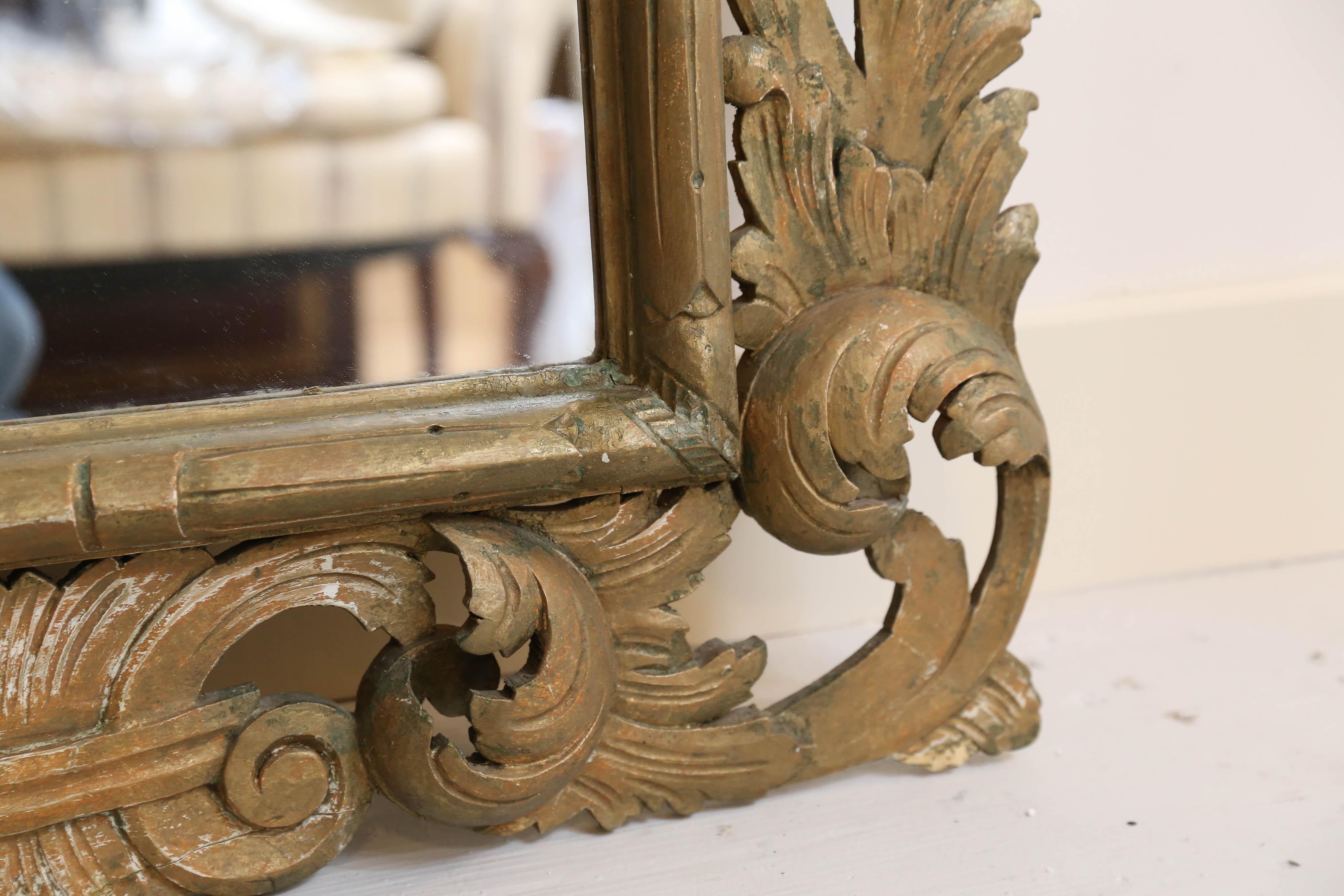 Rococo-style distress acanthus leaves carved mirror with dull matte
gold finish.