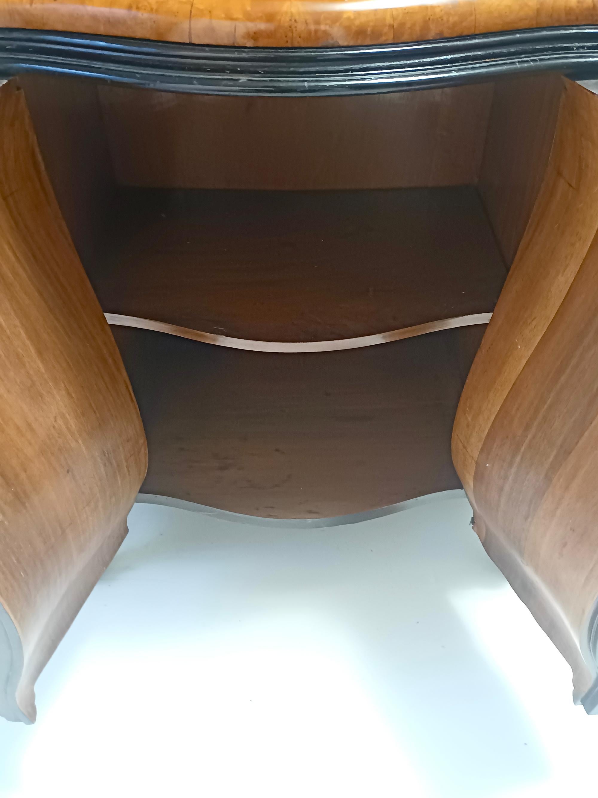 Armario de madera de haya ebonizada y raíz de nogal de estilo rococó con tapa de cristal, Italia en venta 2
