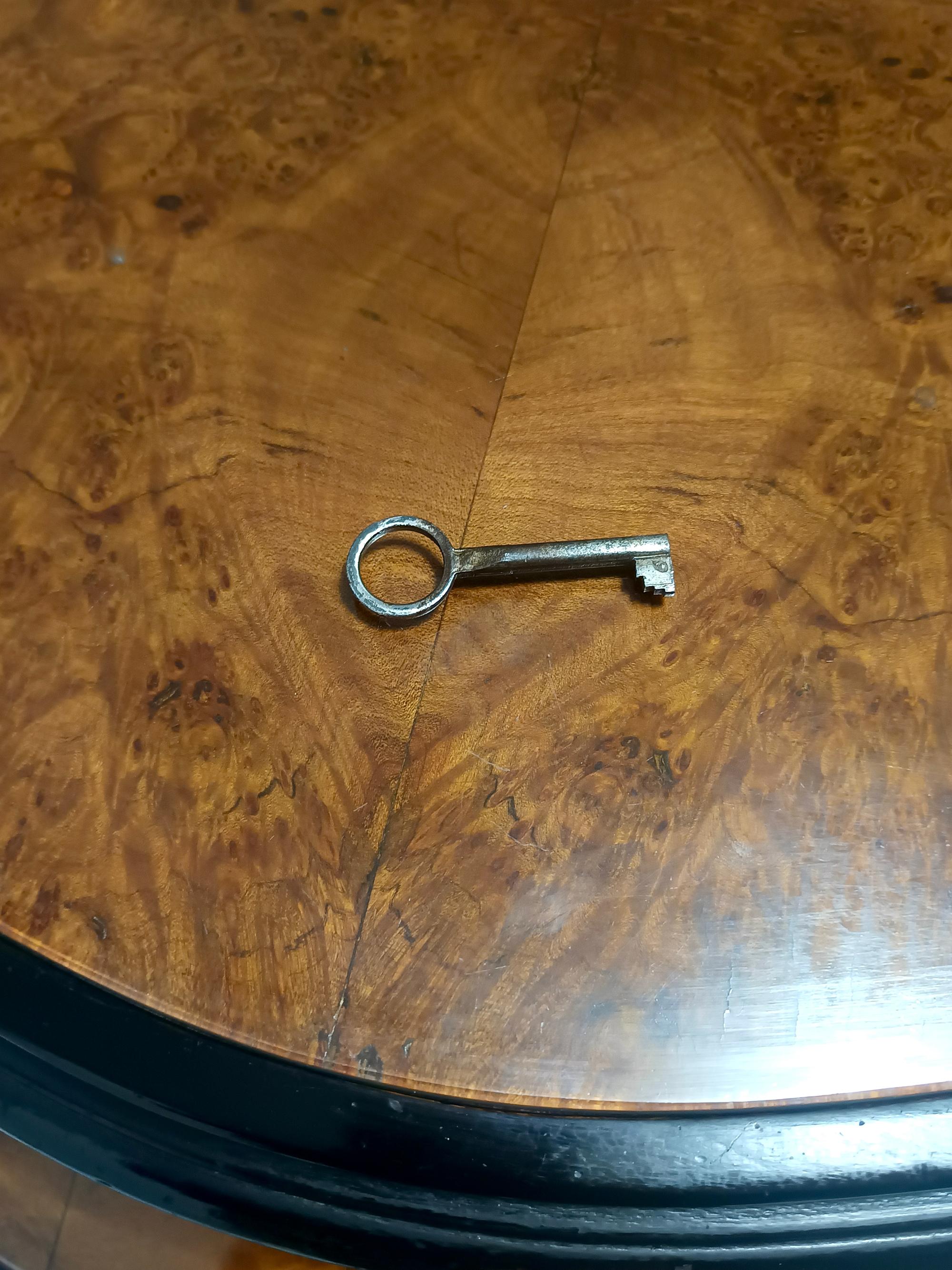 Armario de madera de haya ebonizada y raíz de nogal de estilo rococó con tapa de cristal, Italia en venta 3