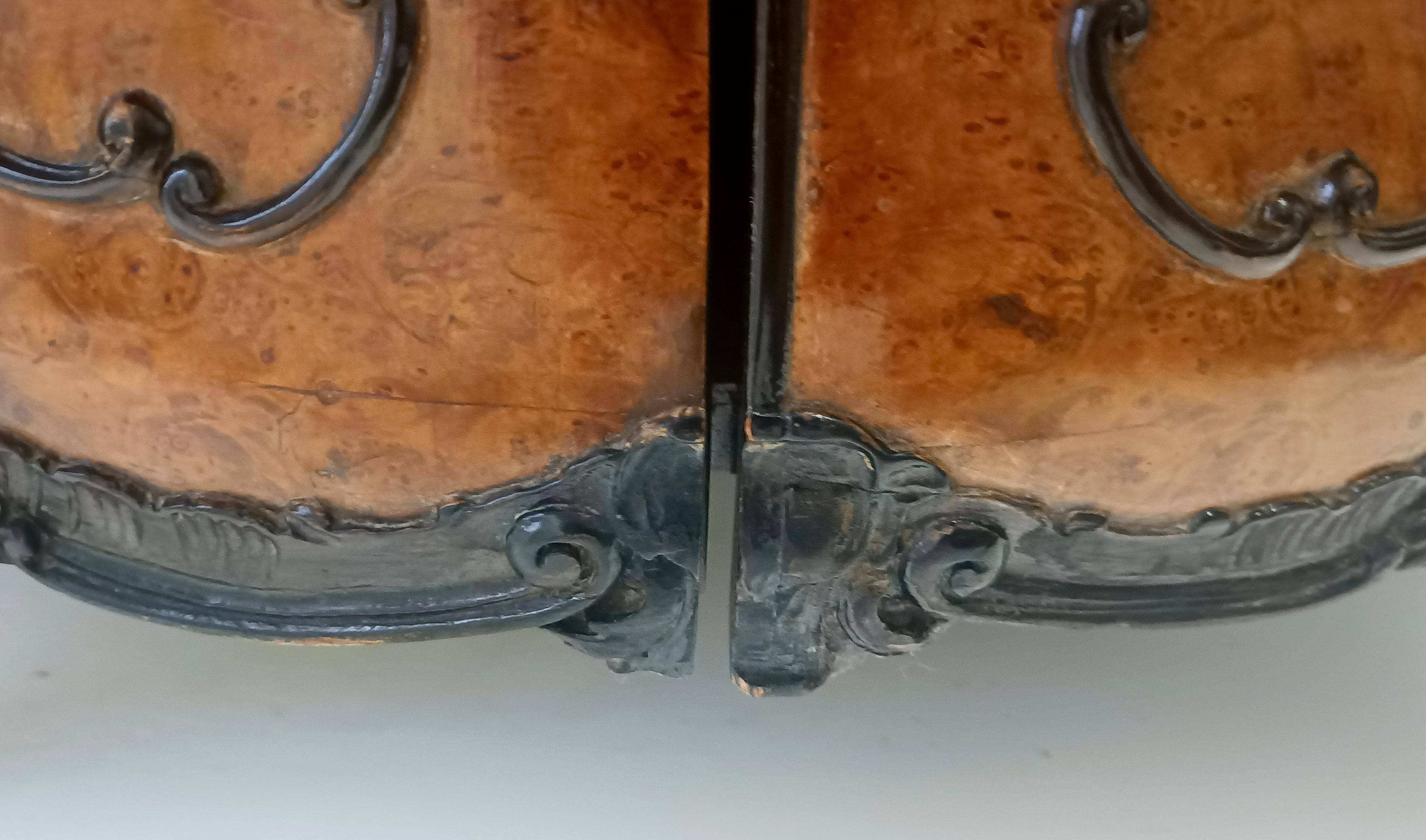 Armario de madera de haya ebonizada y raíz de nogal de estilo rococó con tapa de cristal, Italia en venta 4