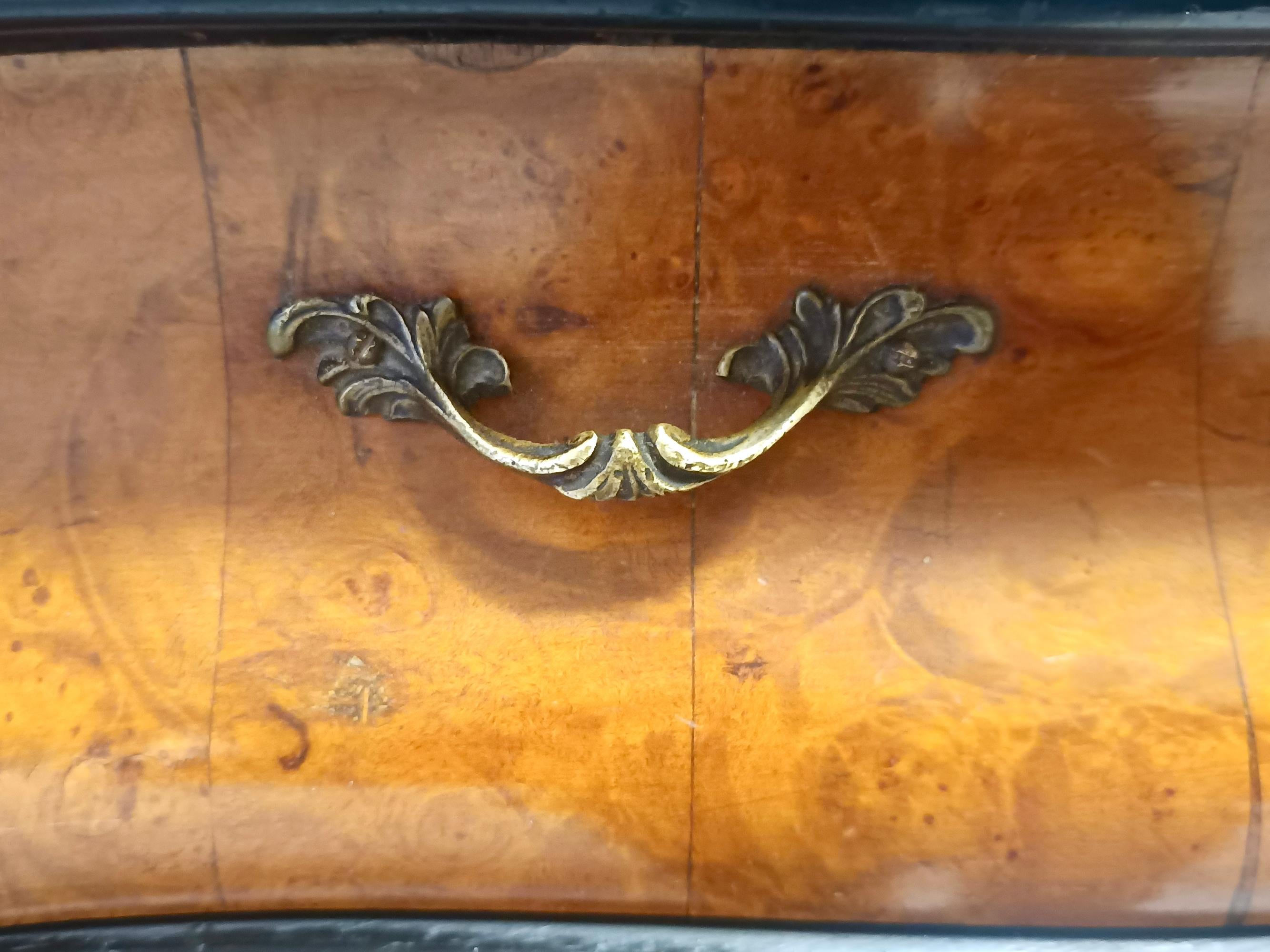 Armario de madera de haya ebonizada y raíz de nogal de estilo rococó con tapa de cristal, Italia en venta 5