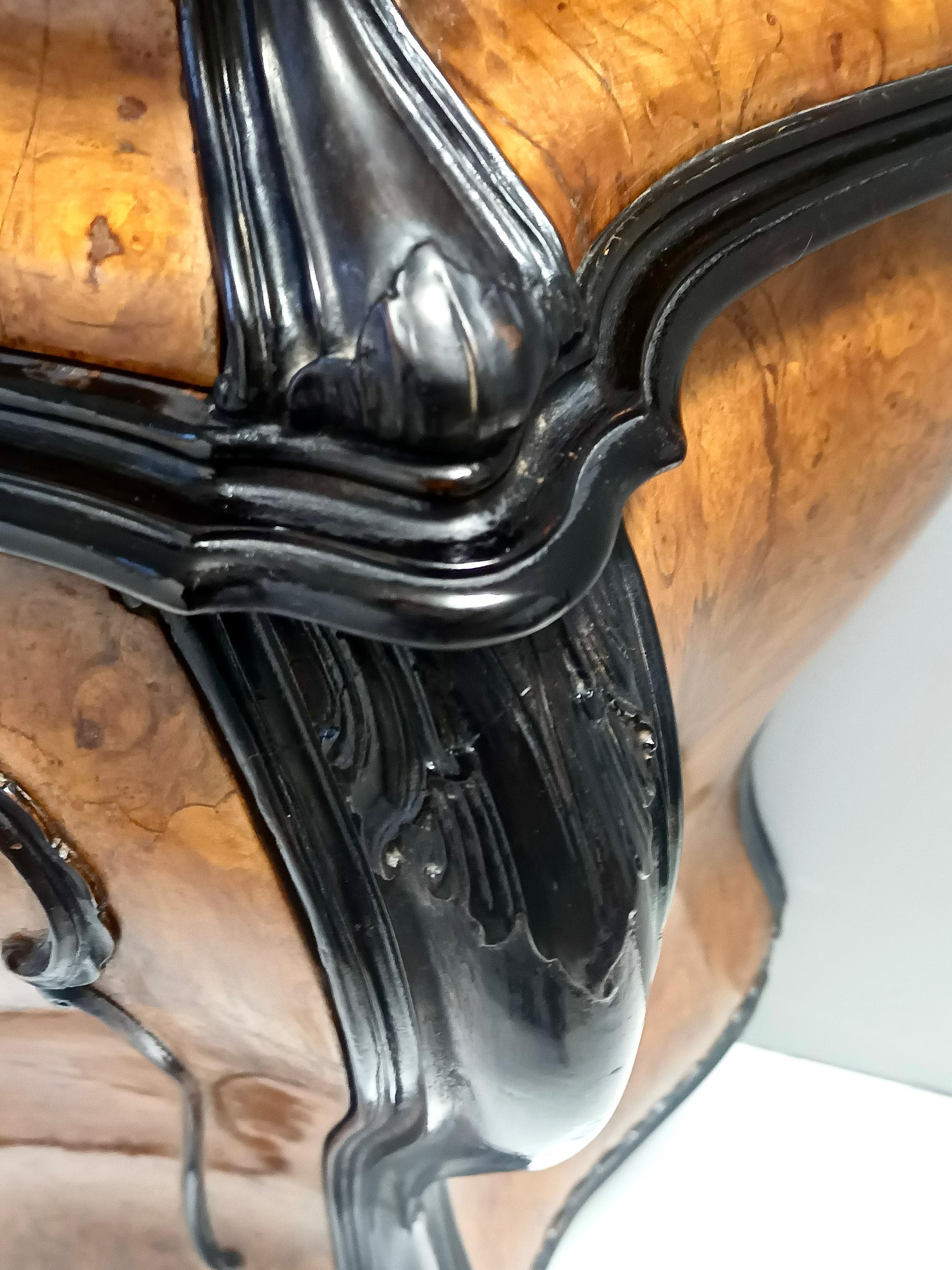 Armario de madera de haya ebonizada y raíz de nogal de estilo rococó con tapa de cristal, Italia en venta 6