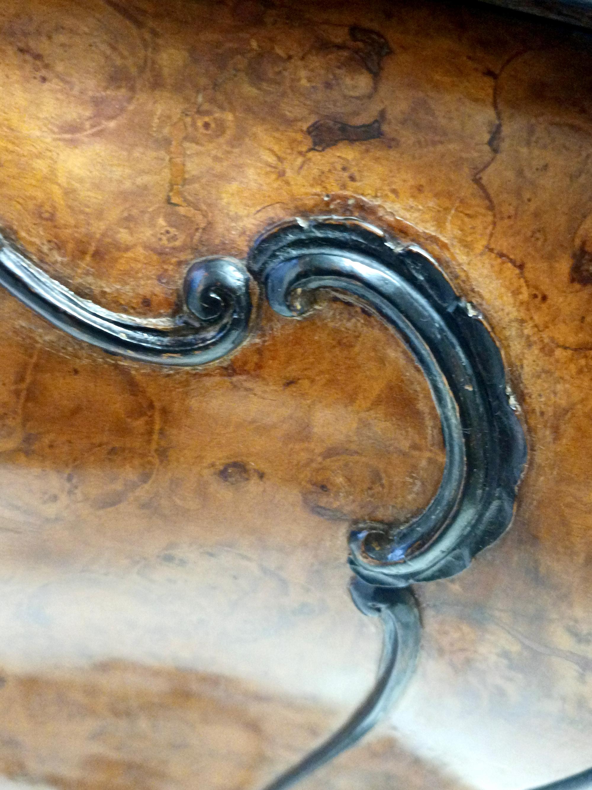 Armario de madera de haya ebonizada y raíz de nogal de estilo rococó con tapa de cristal, Italia en venta 7