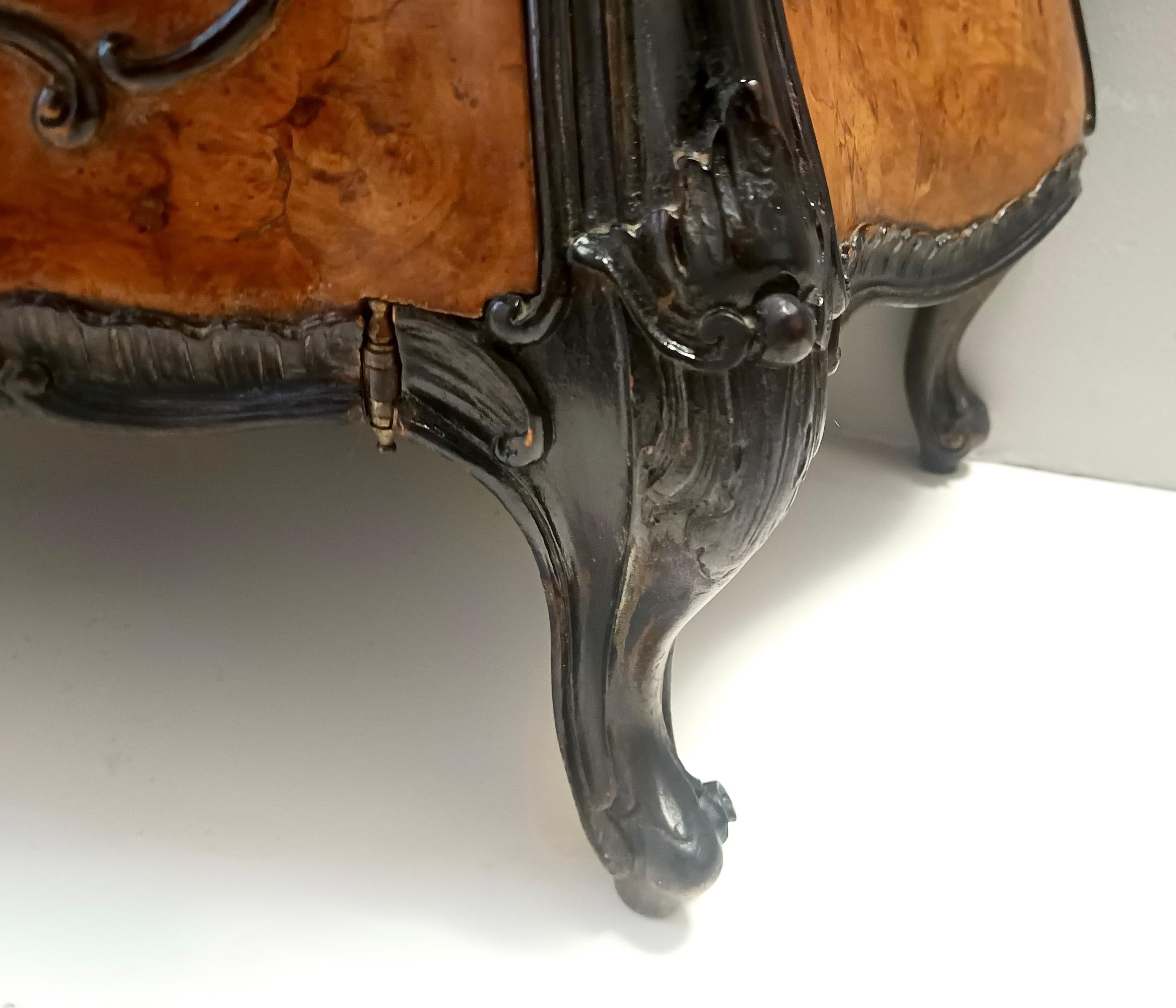 Armario de madera de haya ebonizada y raíz de nogal de estilo rococó con tapa de cristal, Italia en venta 8