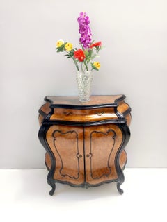 Rokoko-Schrank aus ebonisierter Buche und Nussbaumholz im Rokoko-Stil mit Glasplatte, Italien