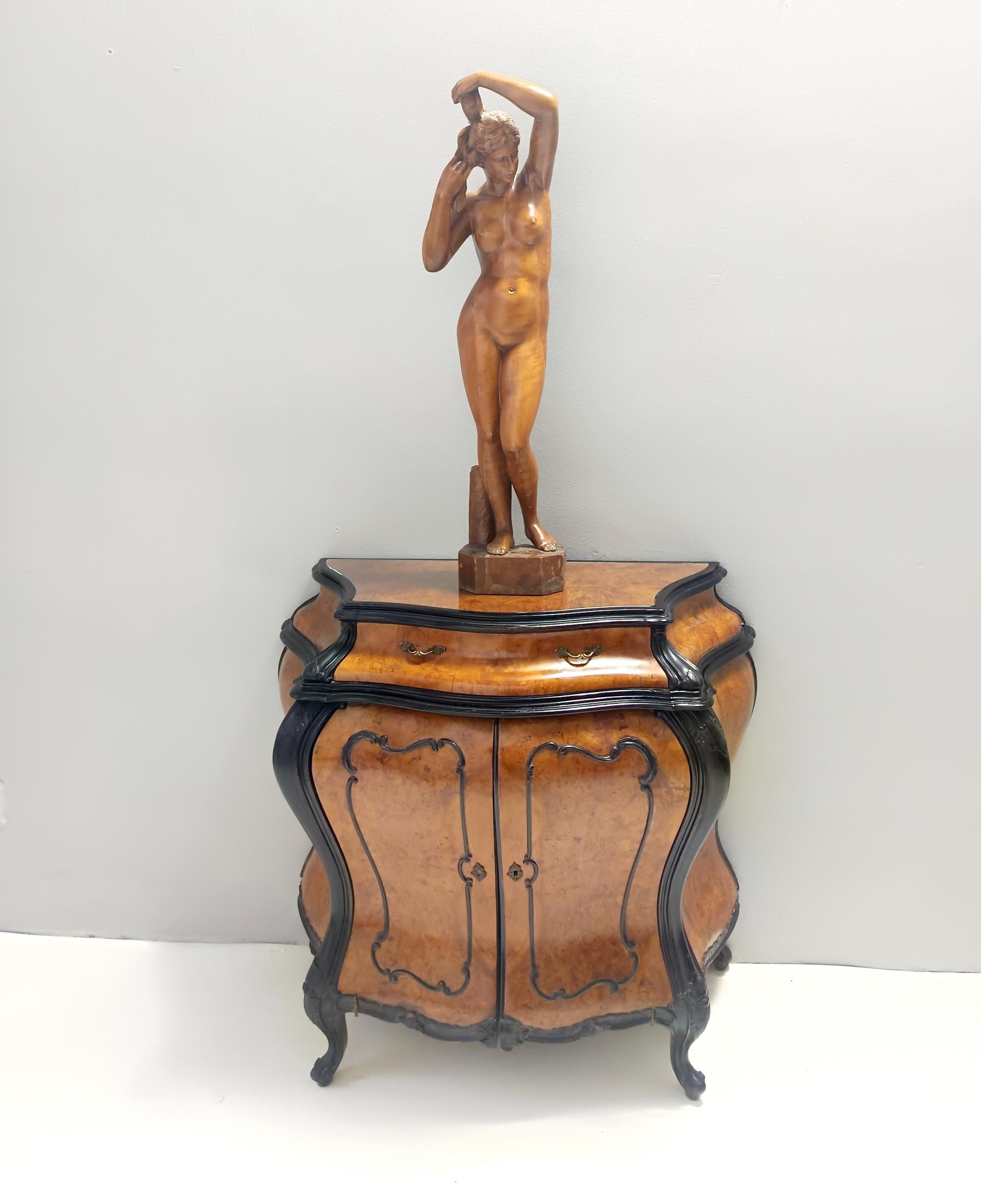 Armario de madera de haya ebonizada y raíz de nogal de estilo rococó con tapa de cristal, Italia Rococó en venta