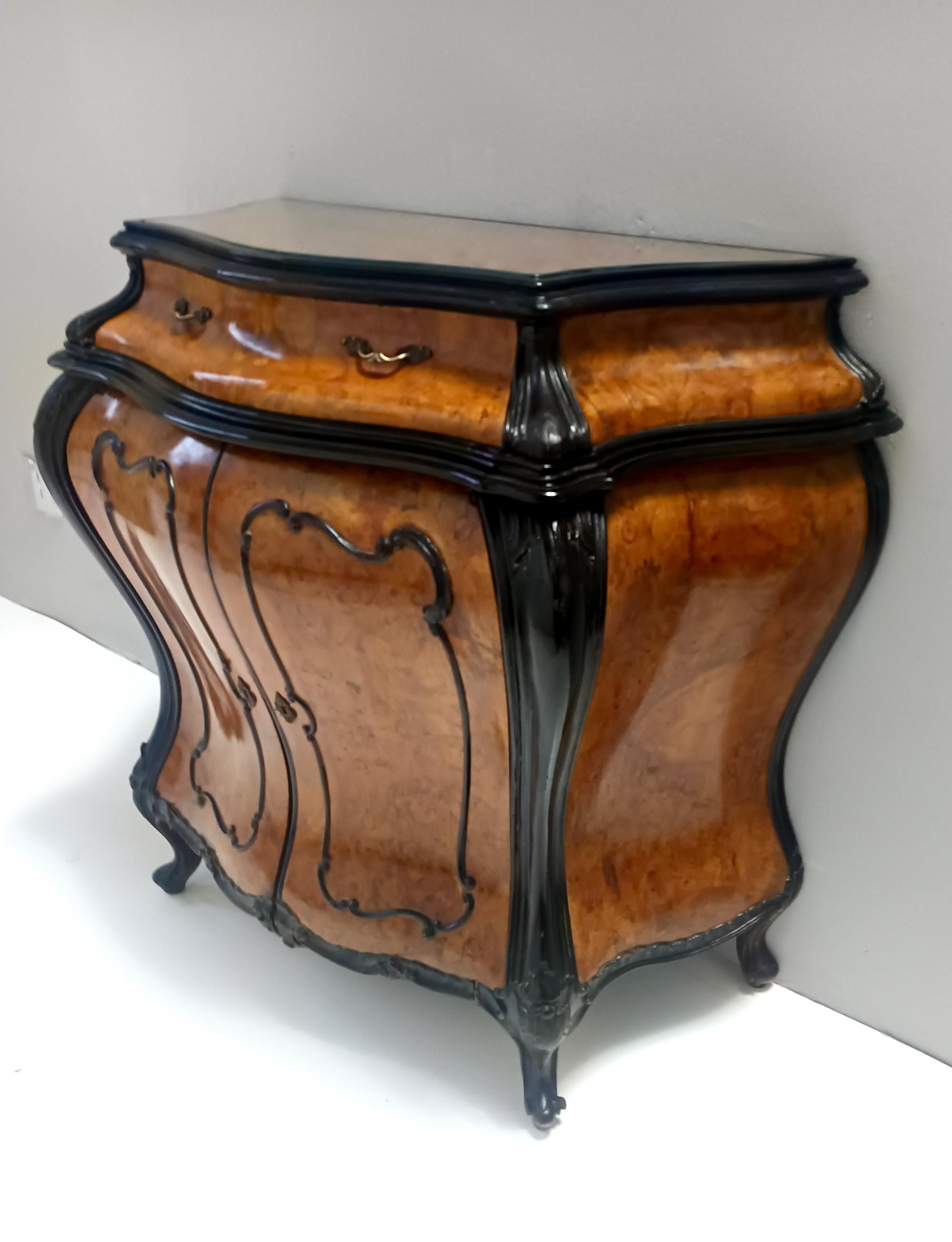 Armario de madera de haya ebonizada y raíz de nogal de estilo rococó con tapa de cristal, Italia Ebonizado en venta
