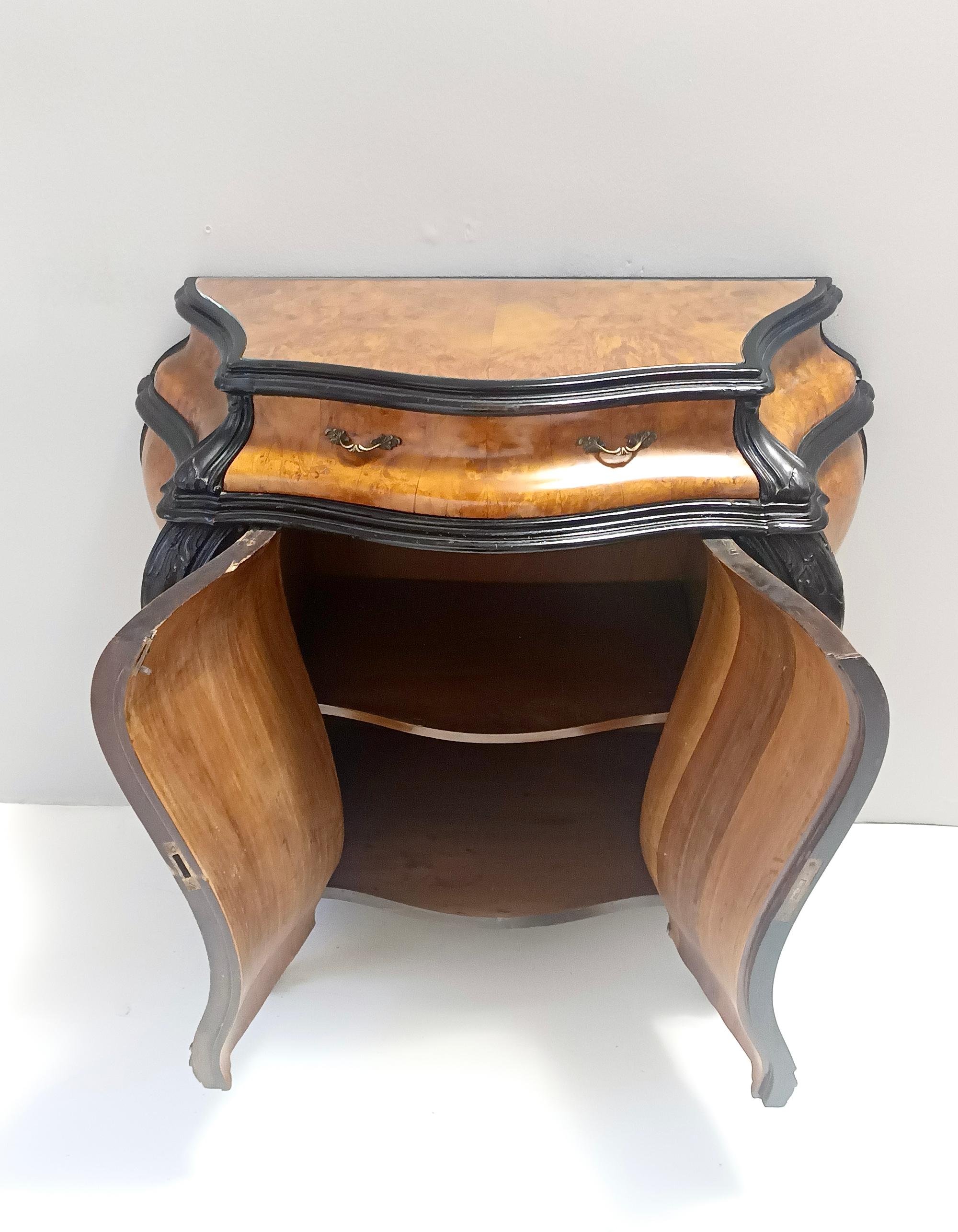 Armario de madera de haya ebonizada y raíz de nogal de estilo rococó con tapa de cristal, Italia mediados del siglo XX en venta