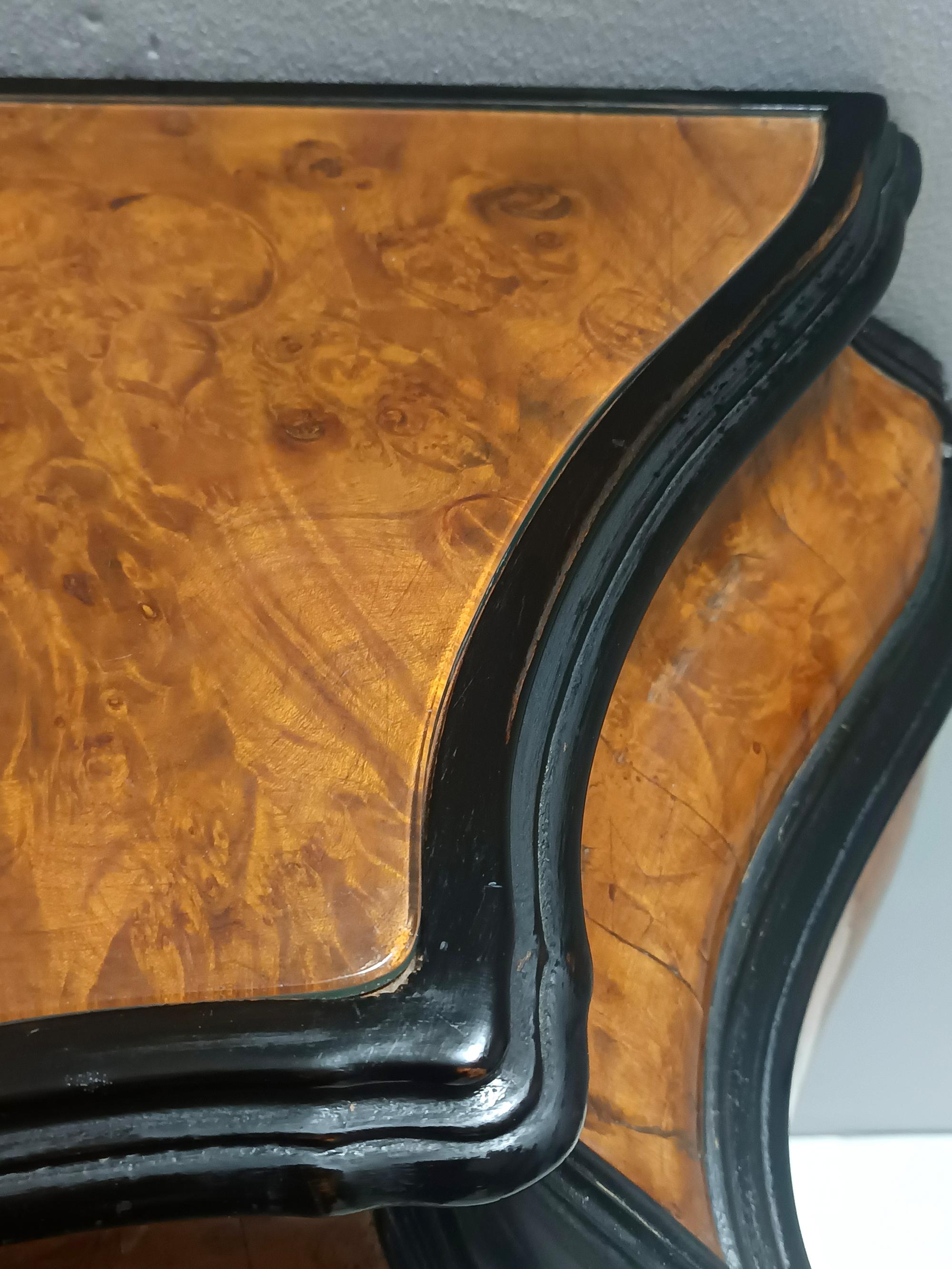 Armario de madera de haya ebonizada y raíz de nogal de estilo rococó con tapa de cristal, Italia Vidrio en venta