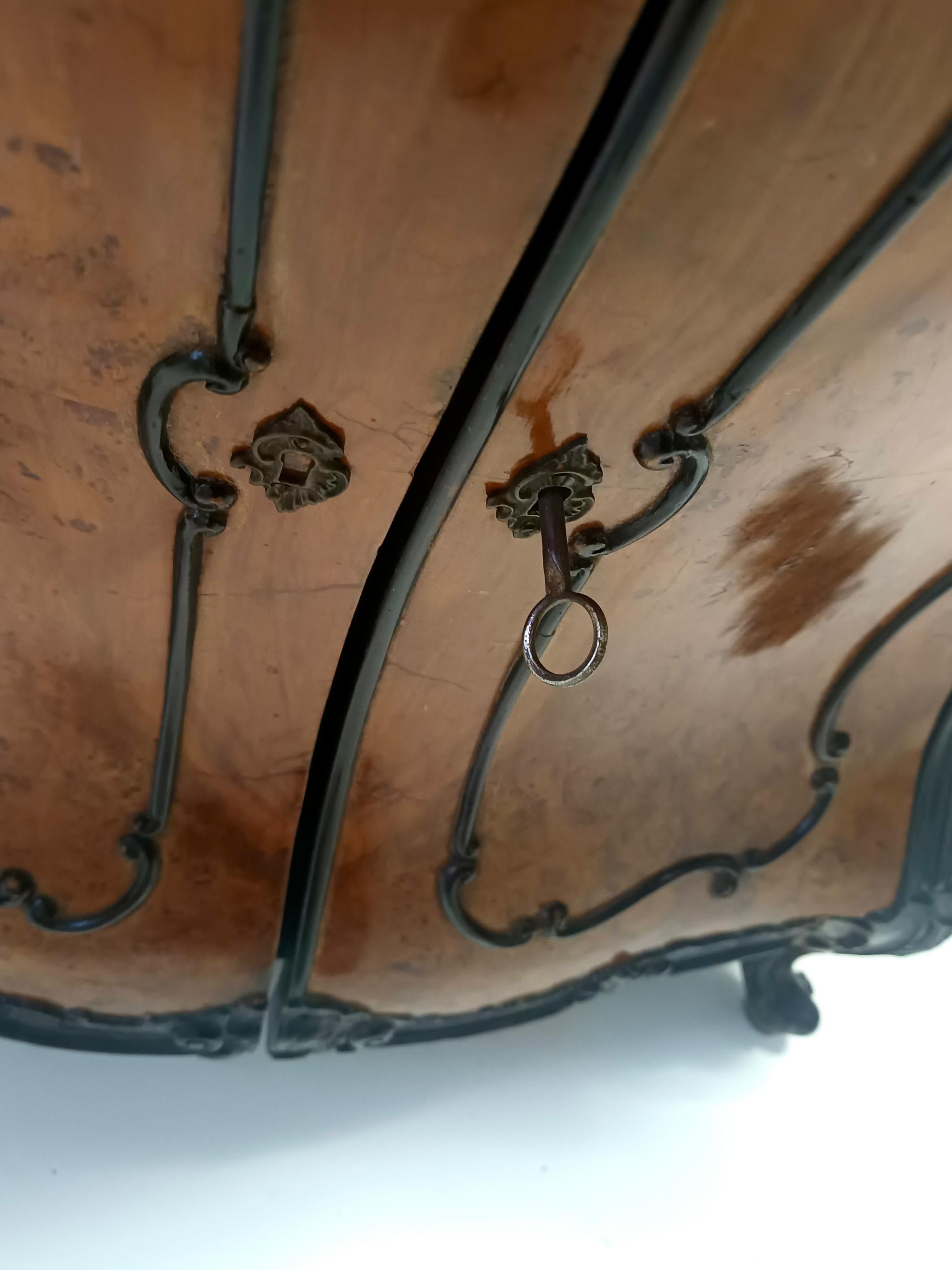 Armario de madera de haya ebonizada y raíz de nogal de estilo rococó con tapa de cristal, Italia en venta 1