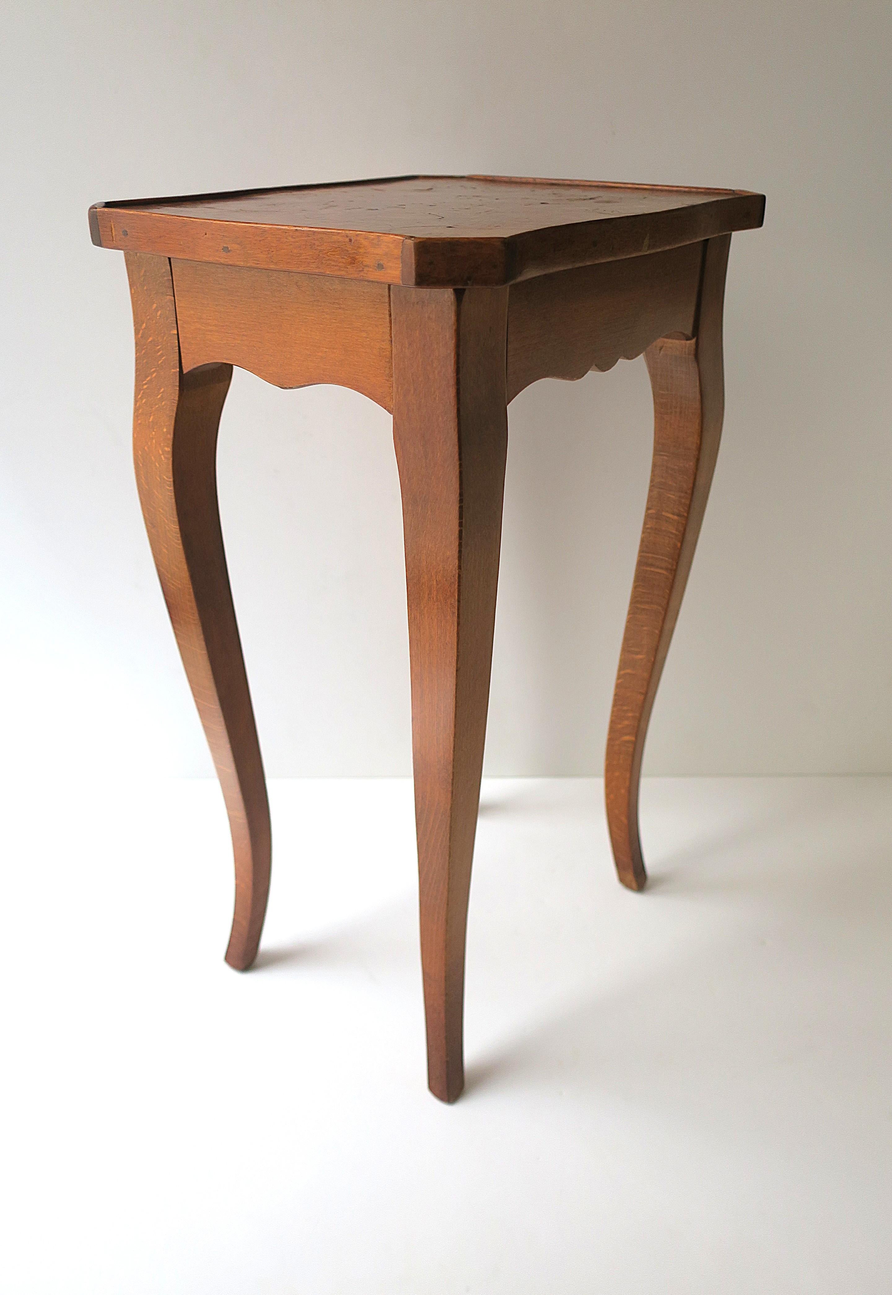 Table d'appoint de style rococo avec plateau en loupe, petite en vente 2