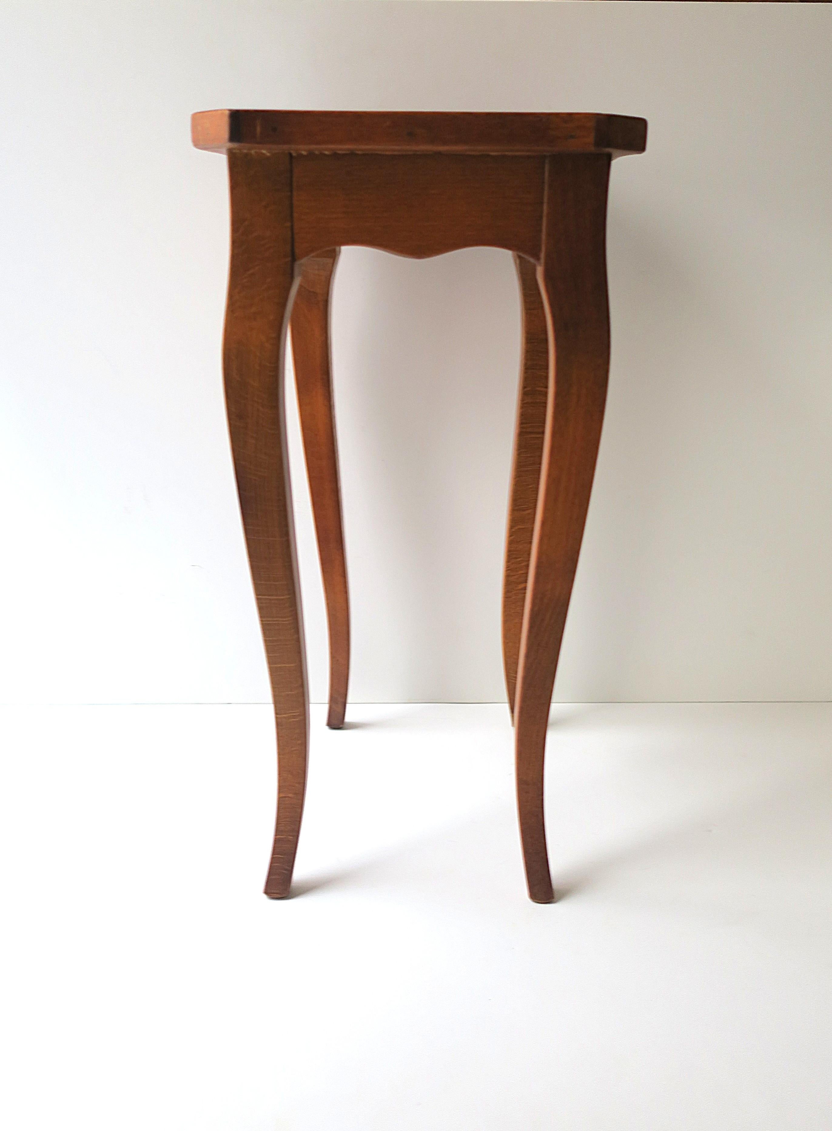 Table d'appoint de style rococo avec plateau en loupe, petite en vente 3