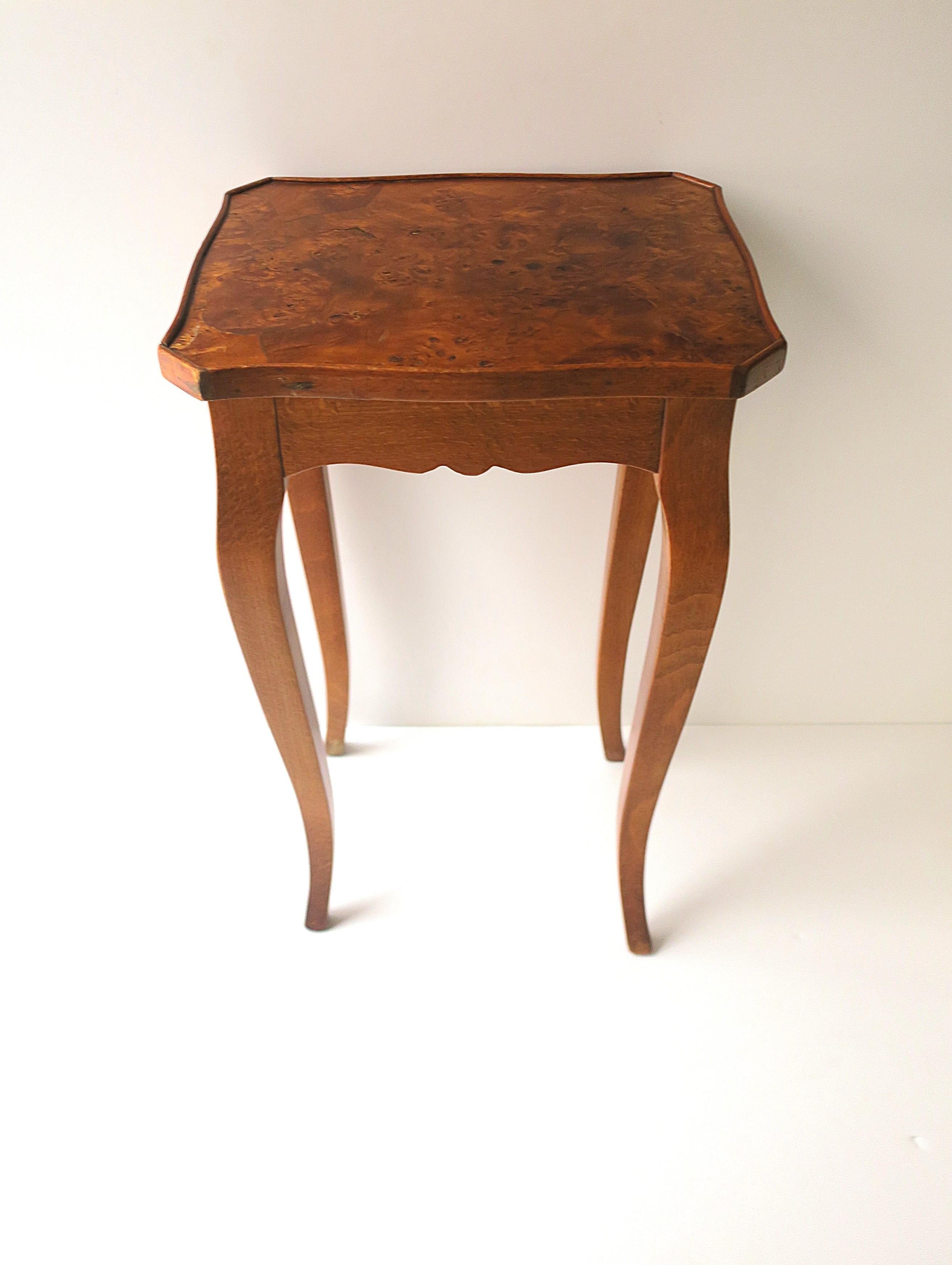 Table d'appoint, d'appoint ou de chevet en bois et en ronce, de style rococo, vers la fin du XXe siècle. La table est en bois avec un plateau plaqué en ronce avec des coins effilés et un tablier festonné à l'avant et sur les côtés et des pieds en