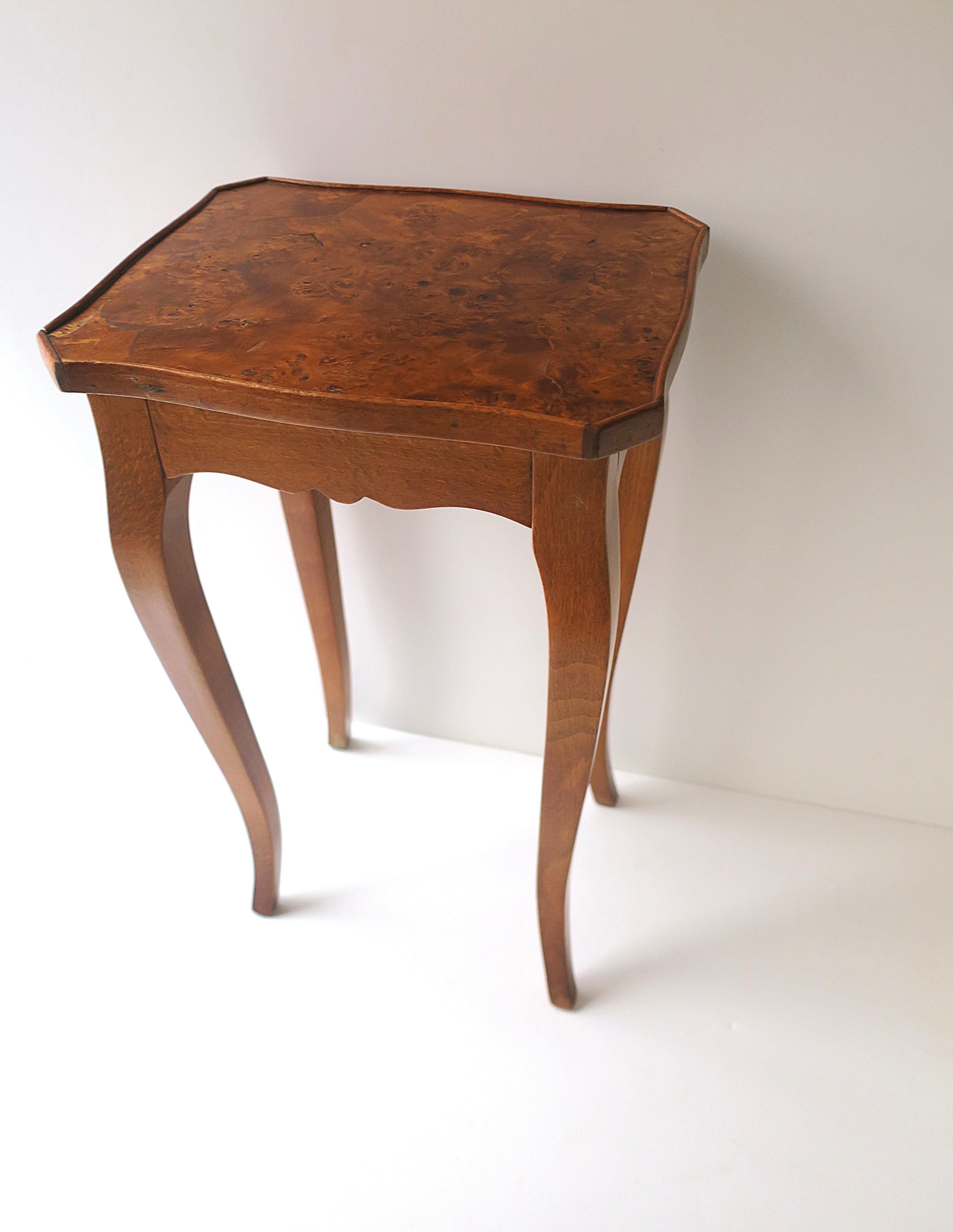 Européen Table d'appoint de style rococo avec plateau en loupe, petite en vente