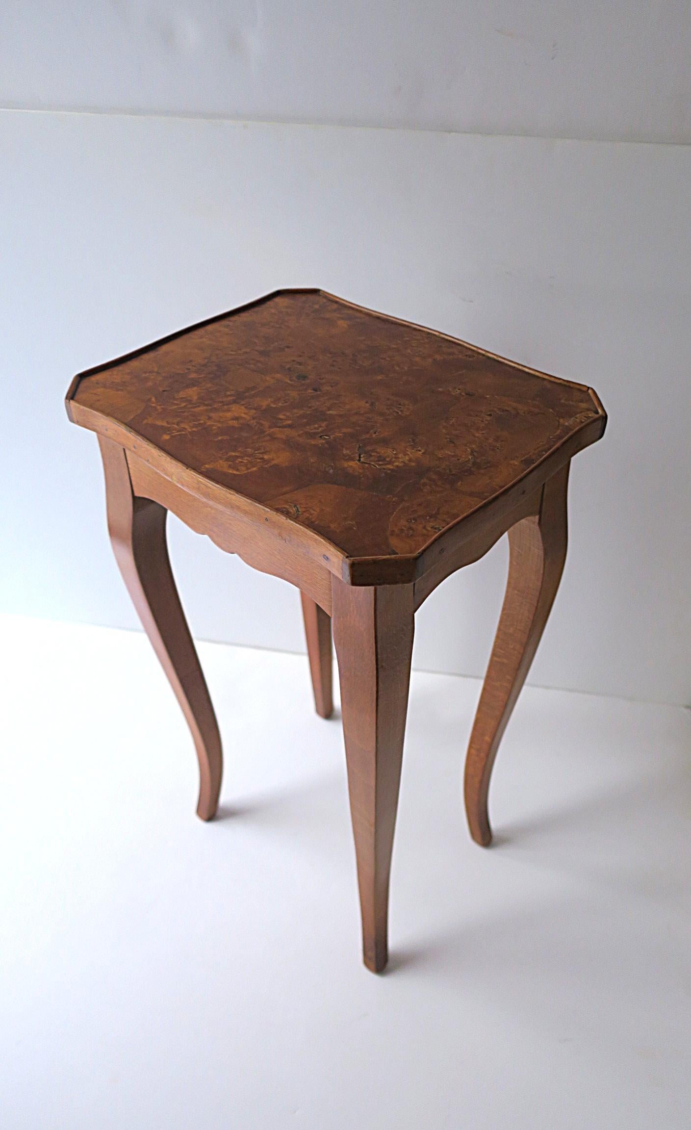 Européen Table d'appoint de style rococo avec plateau en loupe, petite en vente