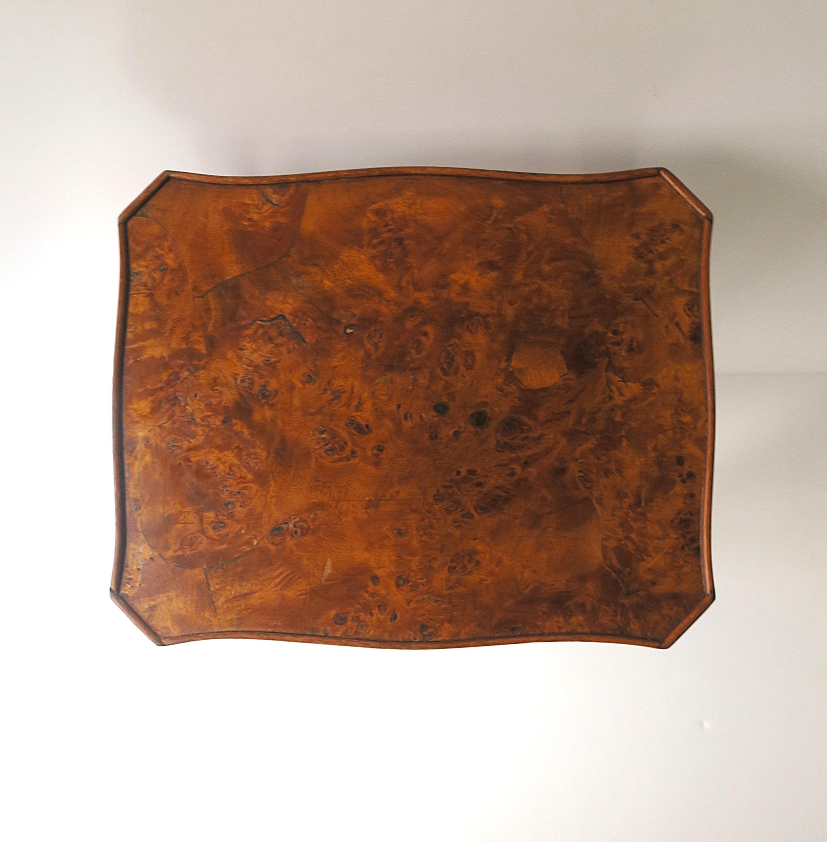 Placage Table d'appoint de style rococo avec plateau en loupe, petite en vente