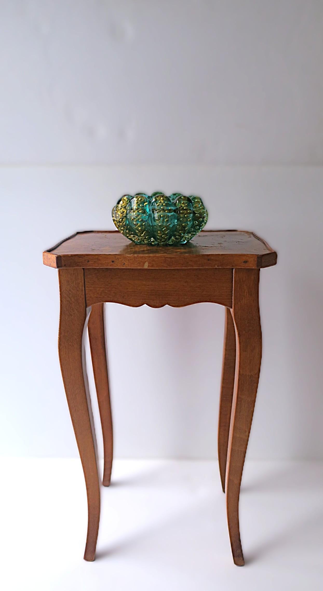 Placage Table d'appoint de style rococo avec plateau en loupe, petite en vente