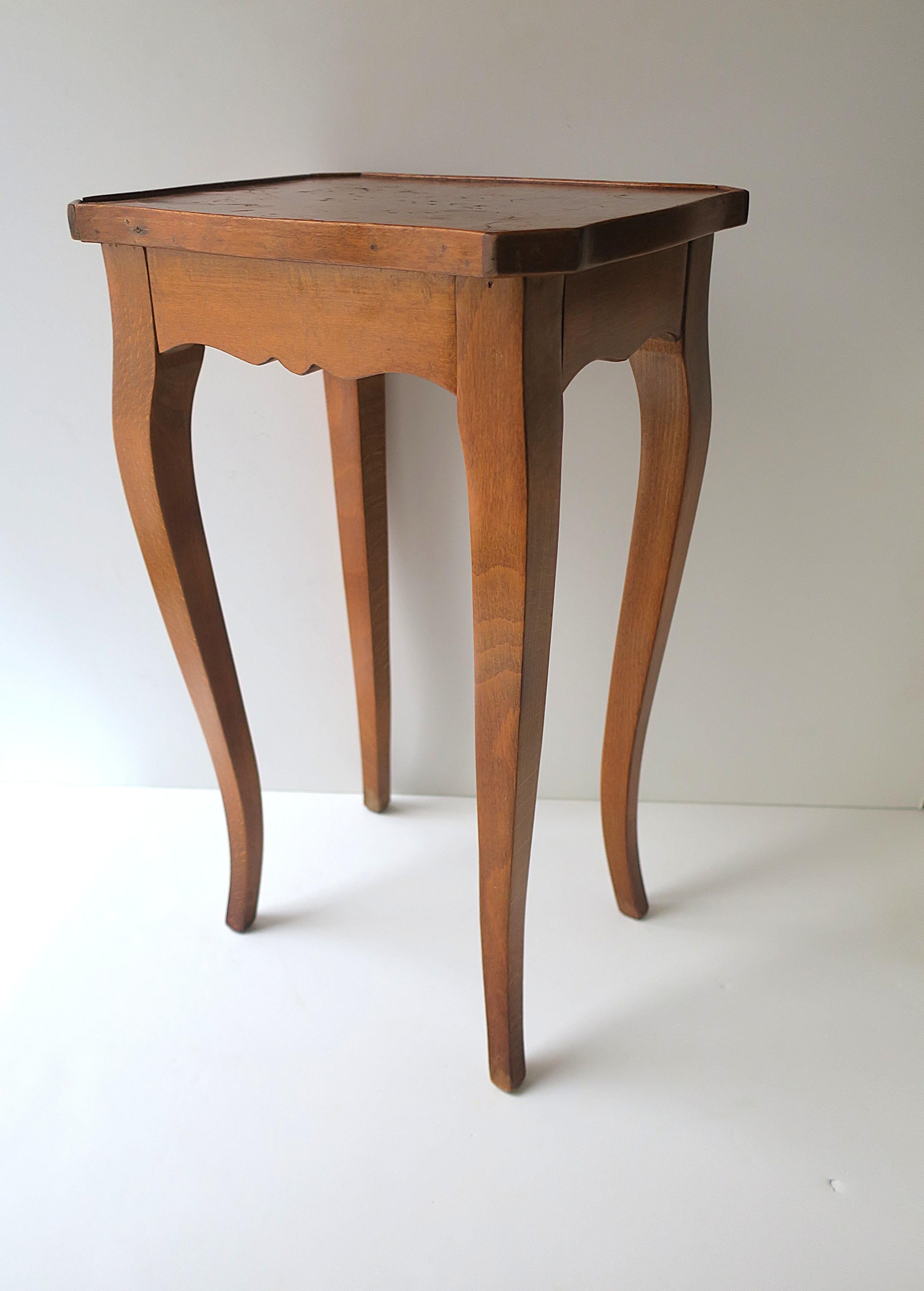 20ième siècle Table d'appoint de style rococo avec plateau en loupe, petite en vente