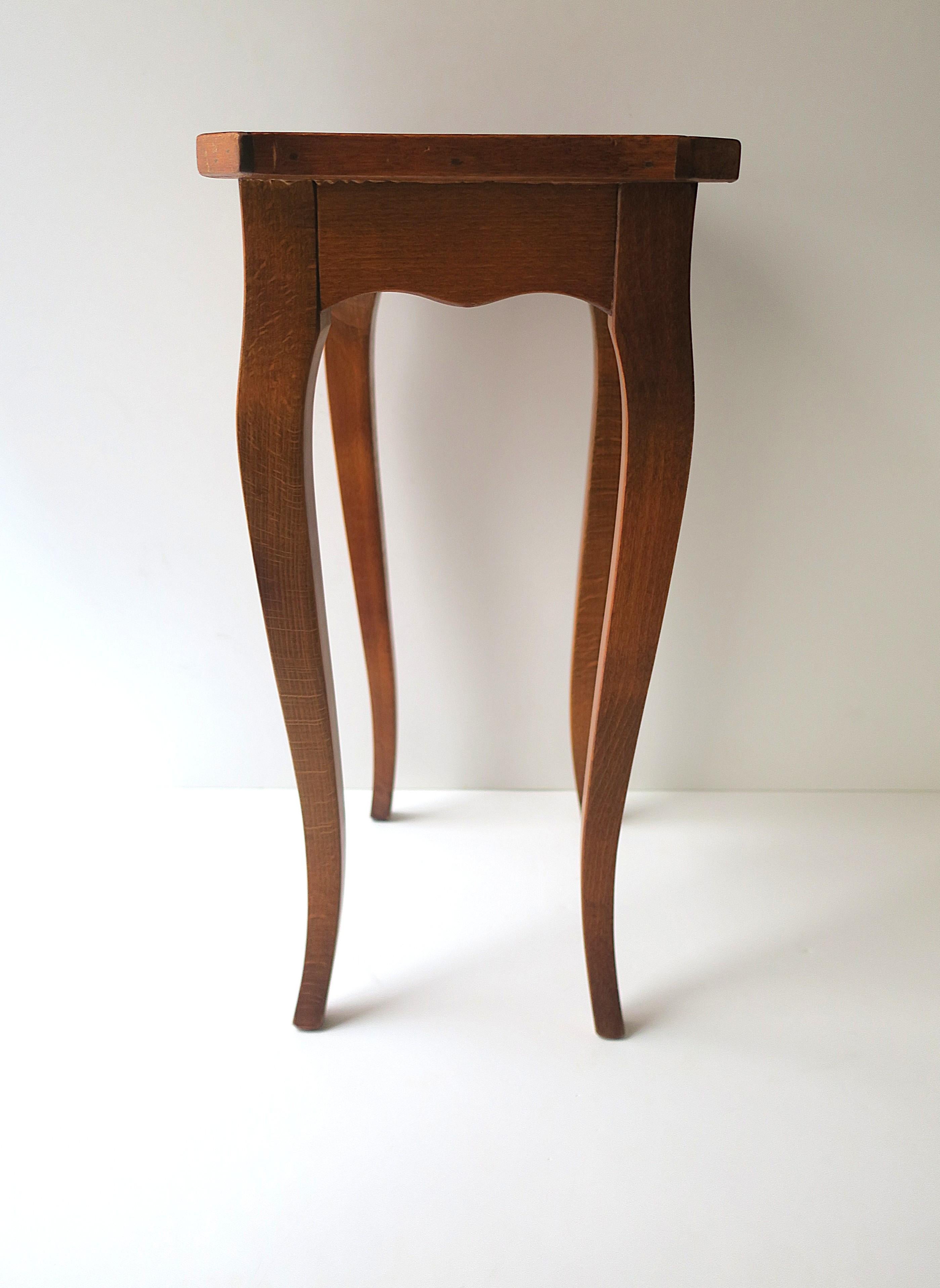 Bois Table d'appoint de style rococo avec plateau en loupe, petite en vente