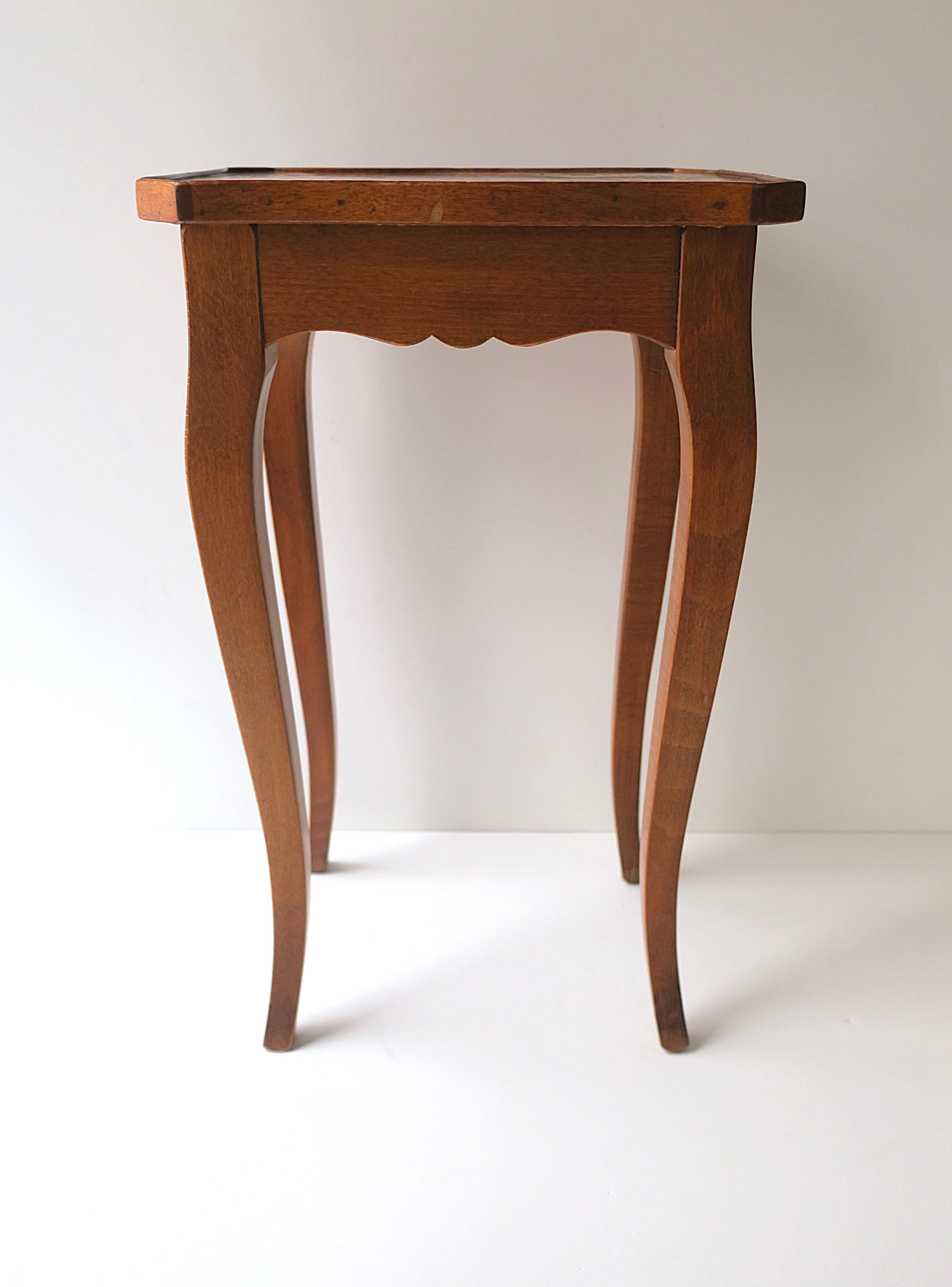 Table d'appoint de style rococo avec plateau en loupe, petite en vente 1
