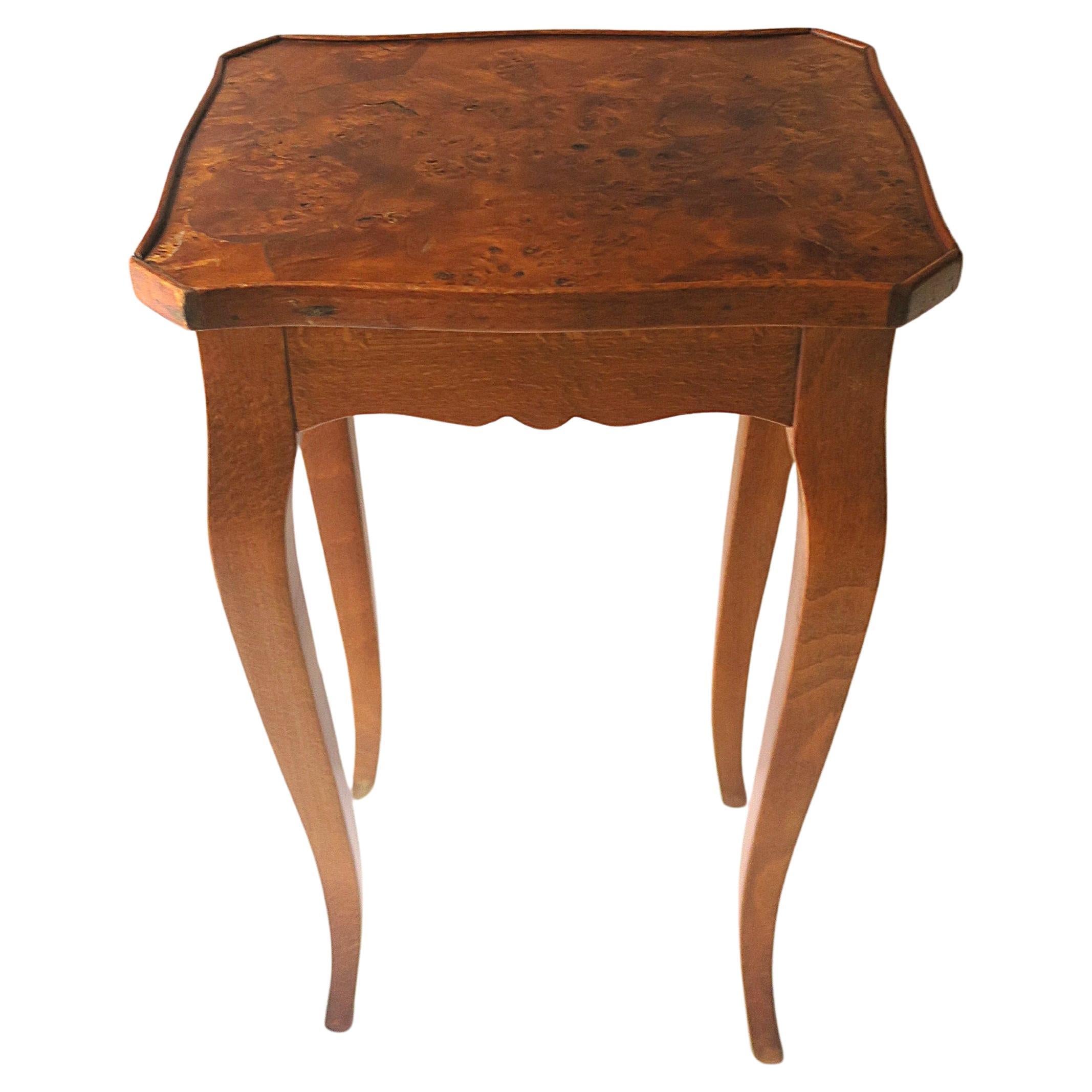 Table d'appoint de style rococo avec plateau en loupe, petite en vente