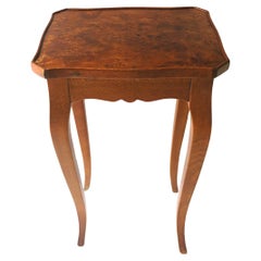 Table d'appoint de style rococo avec plateau en loupe, petite