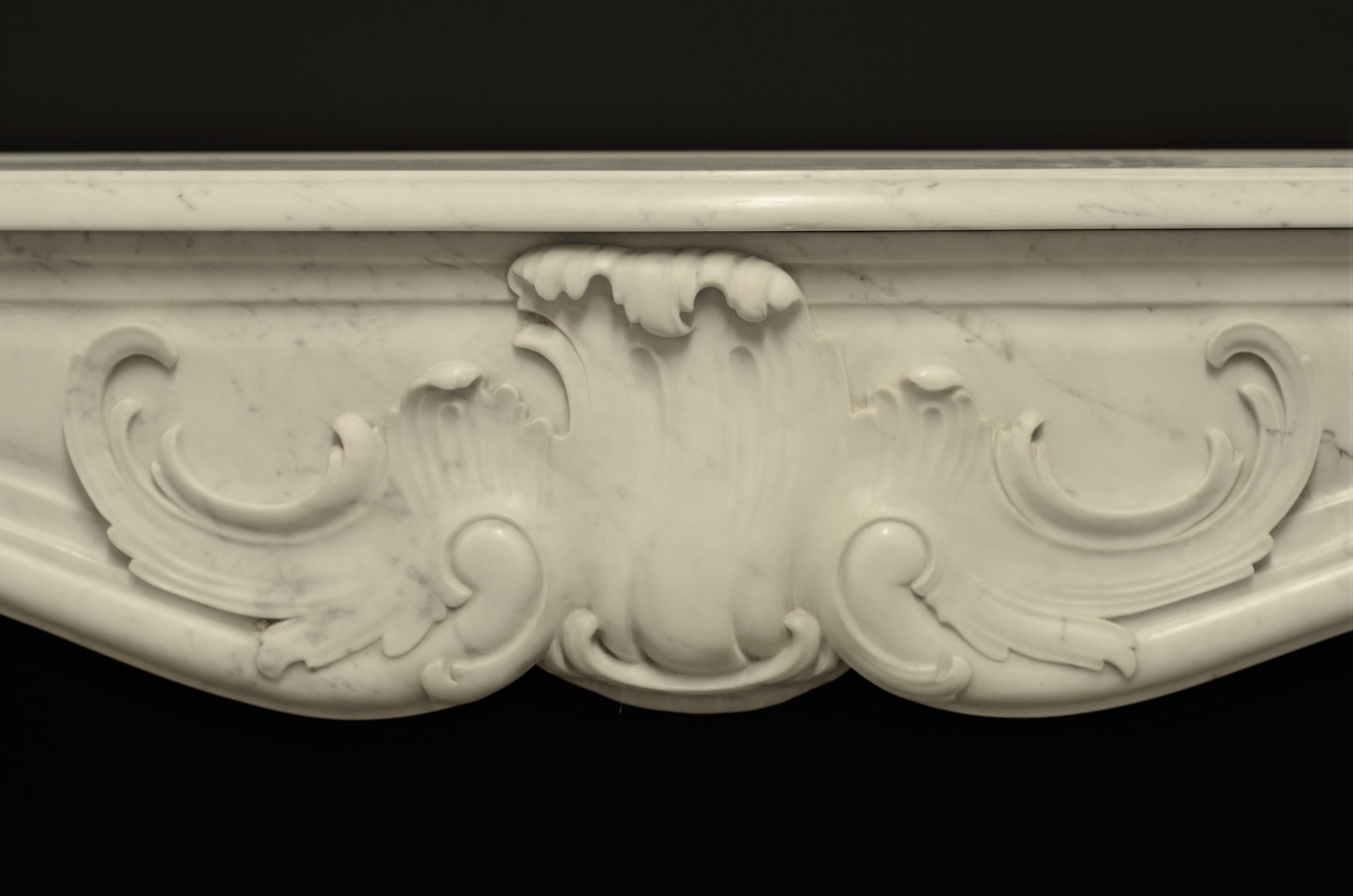Rococo Style Fireplace Mantel in White Marble In Good Condition In Haarlem, Noord-Holland