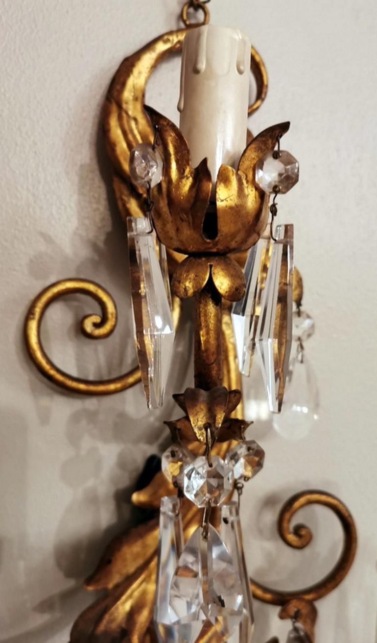 Italian Rococo Style Florentine Wall Sconce in Gilded Iron and Crystals