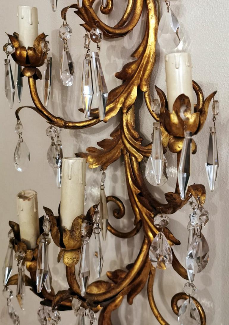 Rococo Style Florentine Wall Sconce in Gilded Iron and Crystals In Good Condition In Prato, Tuscany