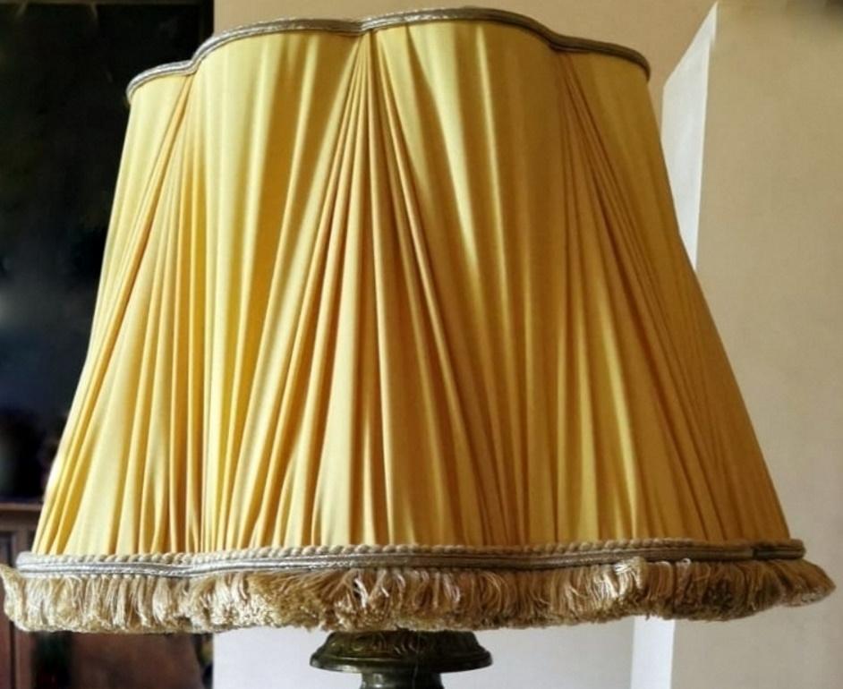 Rococo Style French Table Lamp in Chiseled Brass and Pongé Fabric Lampshade 8