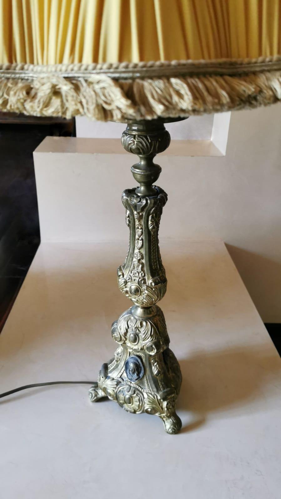 Rococo Revival Rococo Style French Table Lamp in Chiseled Brass and Pongé Fabric Lampshade