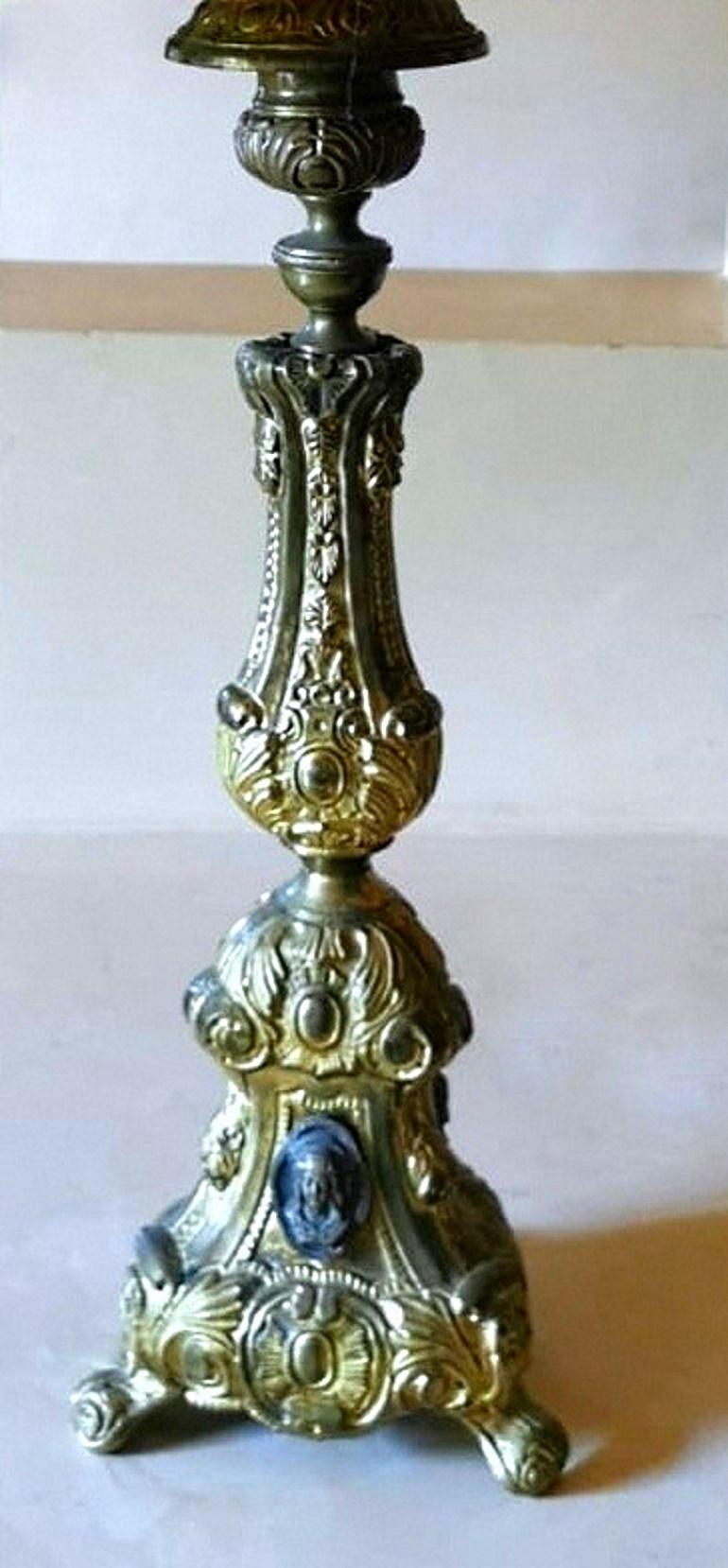 Rococo Style French Table Lamp in Chiseled Brass and Pongé Fabric Lampshade In Good Condition In Prato, Tuscany