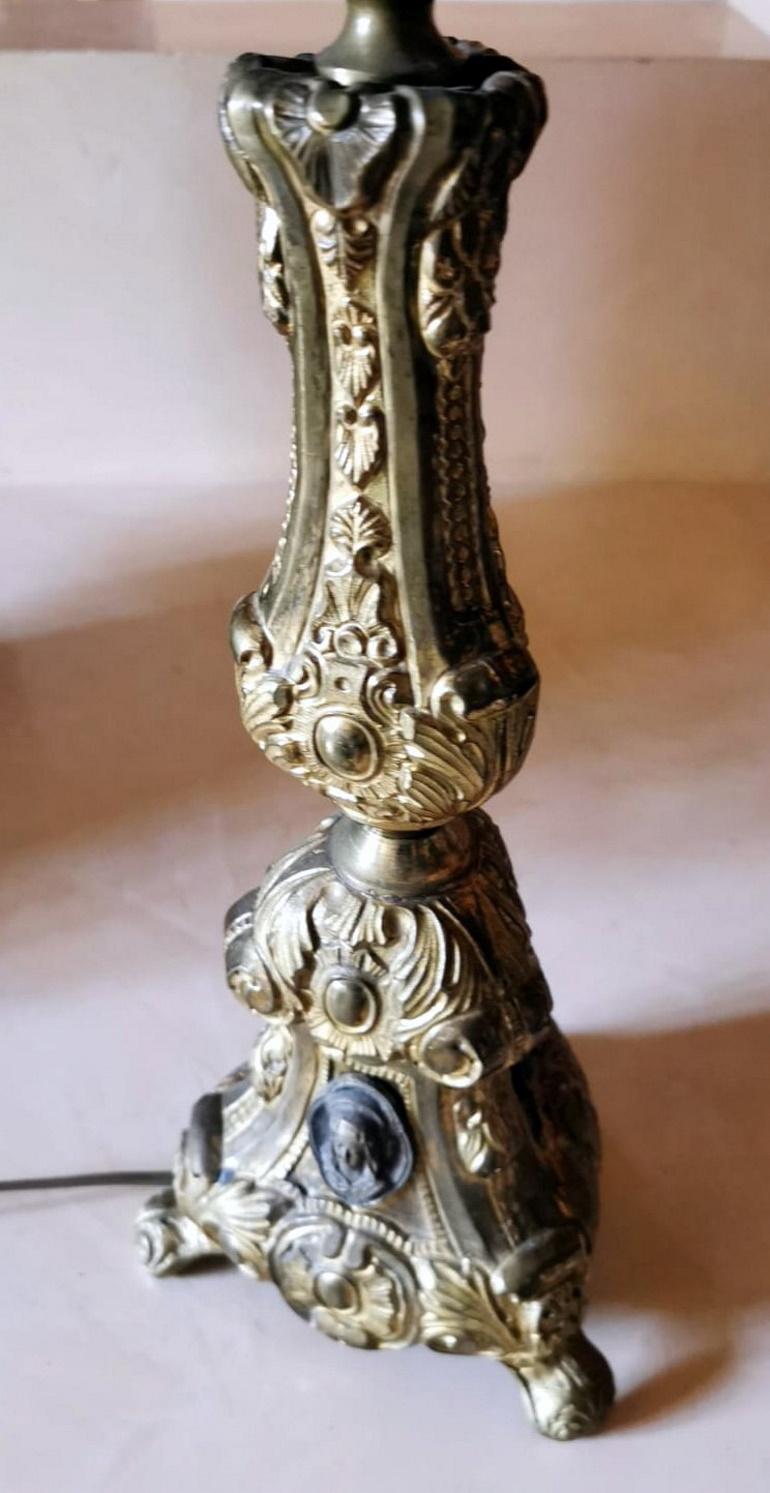 19th Century Rococo Style French Table Lamp in Chiseled Brass and Pongé Fabric Lampshade