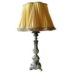 Antique Rococo Style French Table Lamp in Chiseled Brass and Pongé Fabric Lampshade