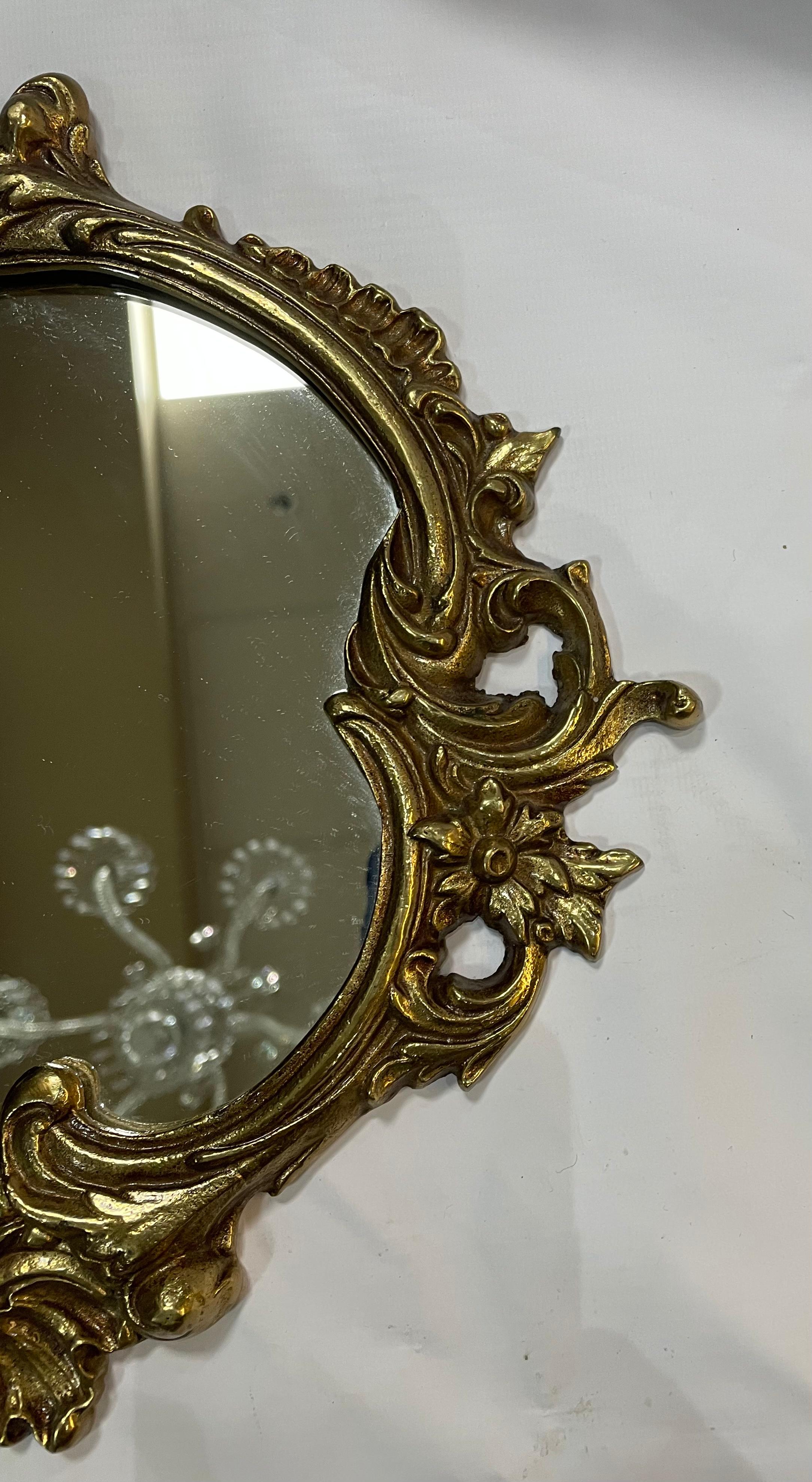 Wand-Konsolenspiegel aus vergoldetem Messing im Rokokostil (Unbekannt) im Angebot