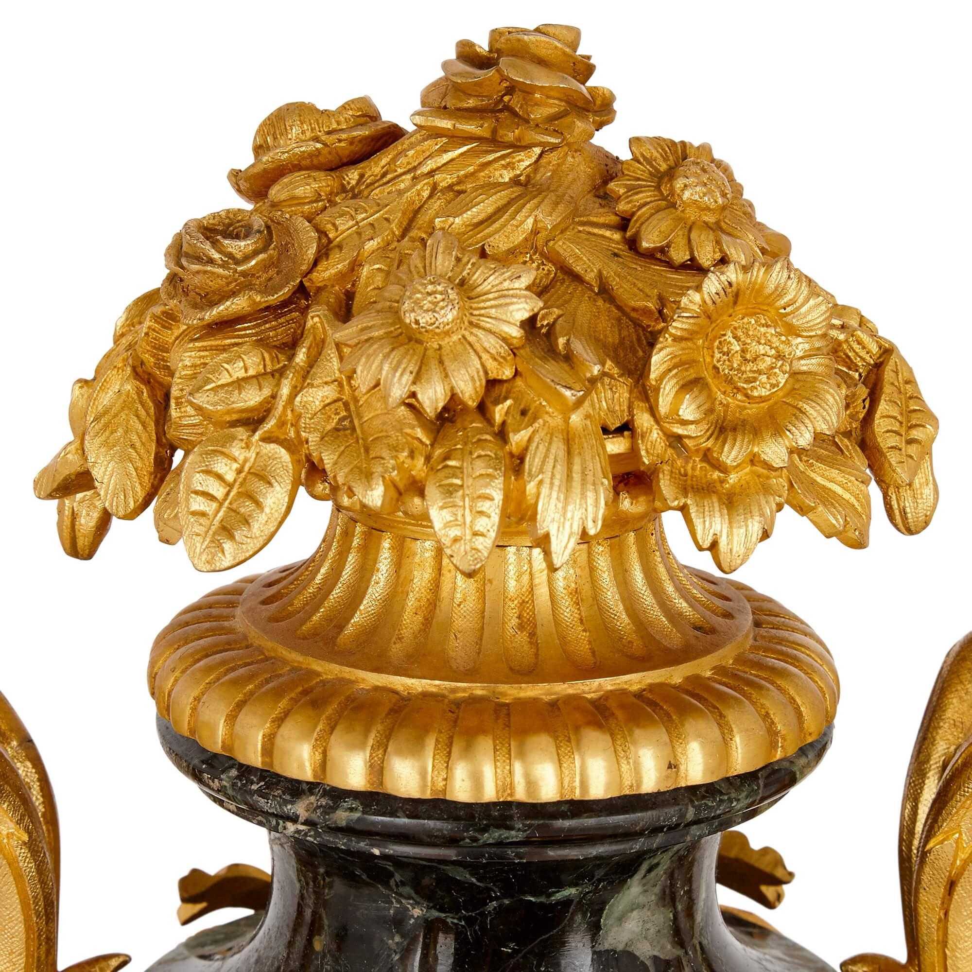 Français Pendule de cheminée de style rococo en bronze doré et marbre en vente