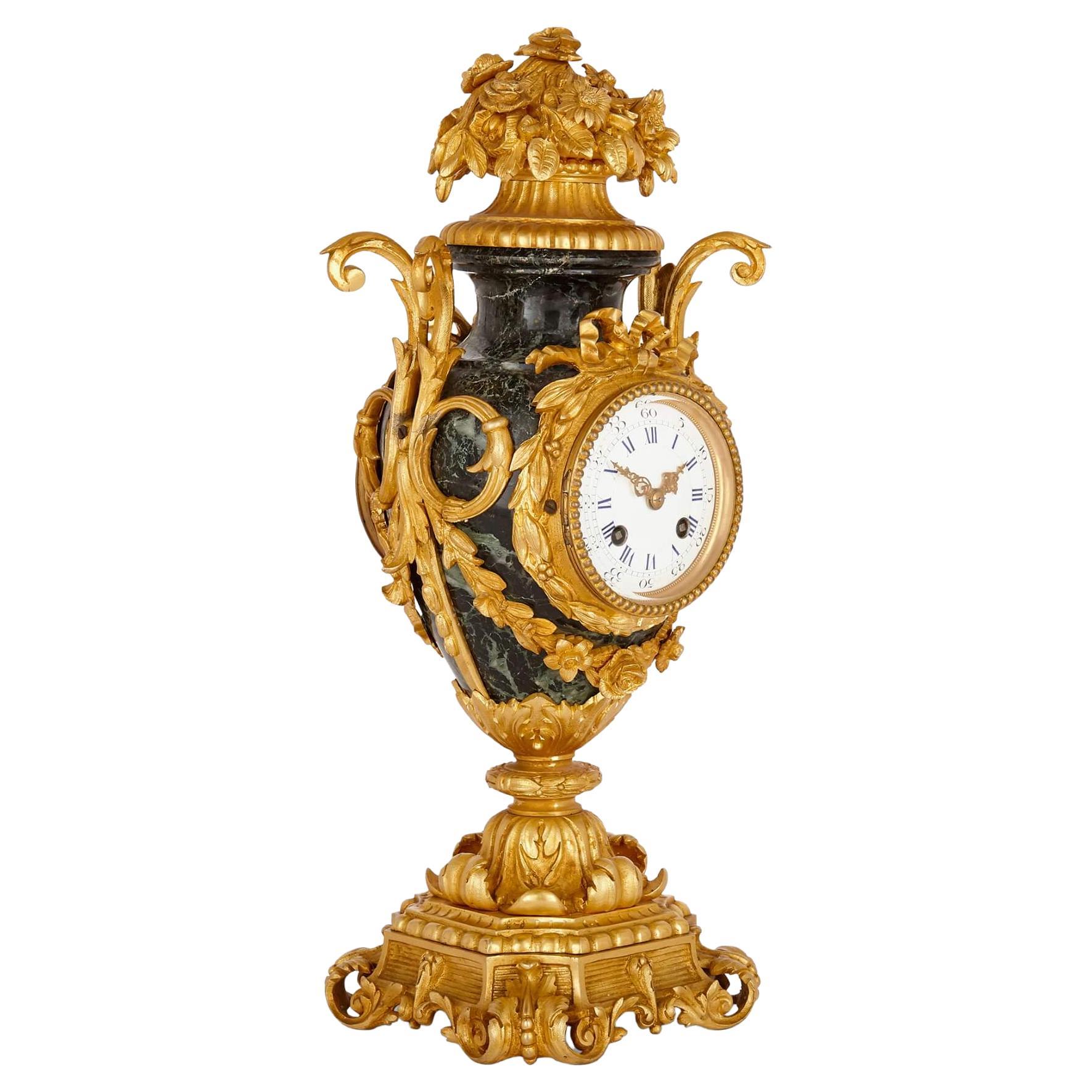 Pendule de cheminée de style rococo en bronze doré et marbre en vente
