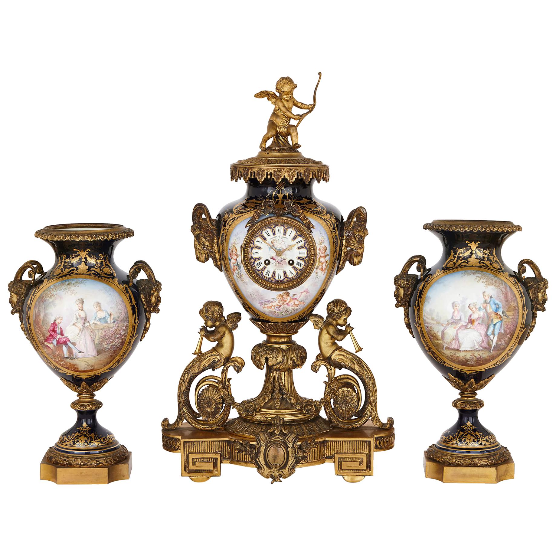 Uhrengarnituren im Rokoko-Stil aus vergoldeter Bronze und Porzellan im Sèvres-Stil