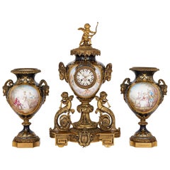 Orologio in bronzo dorato in stile rococò e porcellana in stile Sèvres