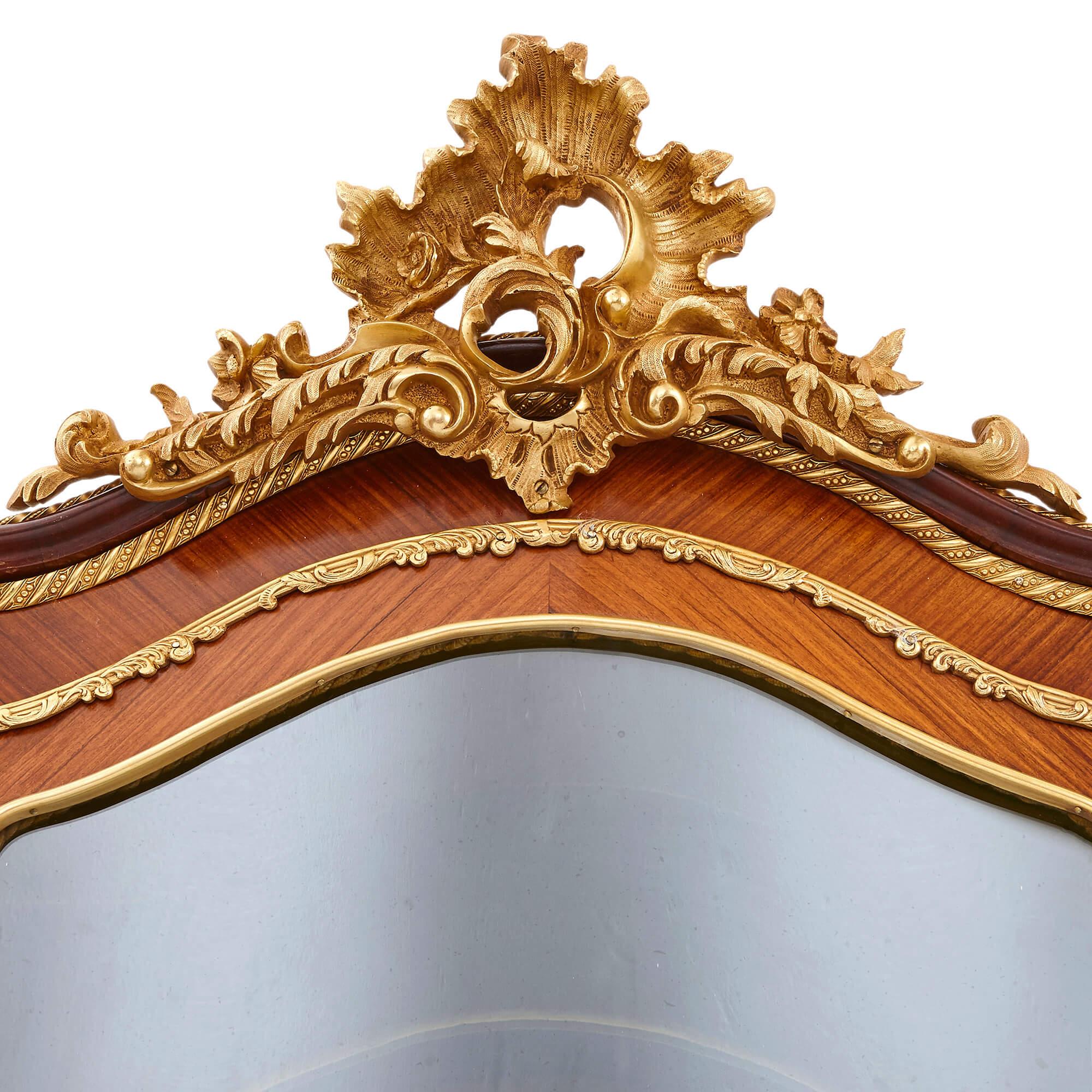 Vernis Martin-Vitrinenschrank im Rokoko-Stil aus vergoldeter Bronze (Louis XV.) im Angebot